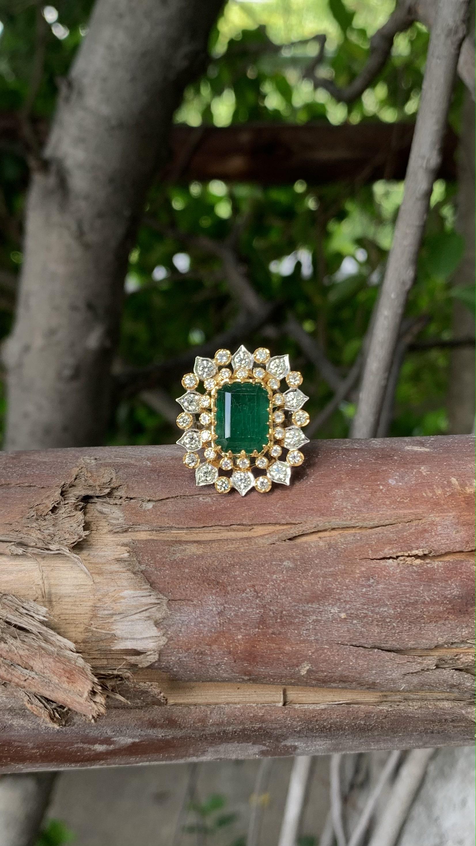 Der Inbegriff von Luxus und Raffinesse ist der atemberaubende 6,07 Karat Smaragd Statement Ring, ein wahres Wunderwerk in der Welt des feinen Schmucks. Dieses extravagante, mit Präzision und Leidenschaft gefertigte Stück strahlt aus jedem