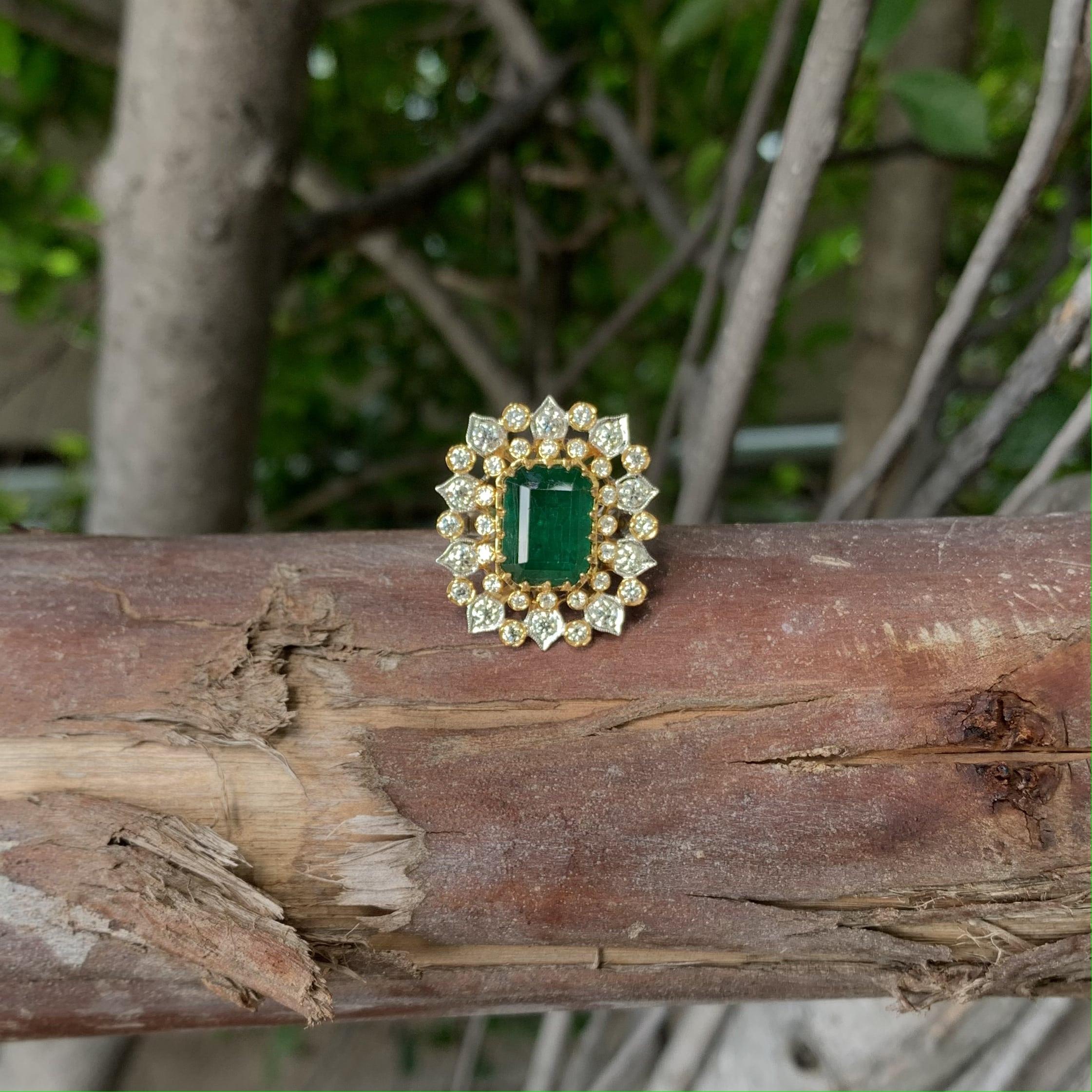 Statement-Ring aus 18 Karat Gold mit 6,07 Karat sambischem Smaragd, 1,51 Karat Diamanten im alten Minenschliff (Art déco)