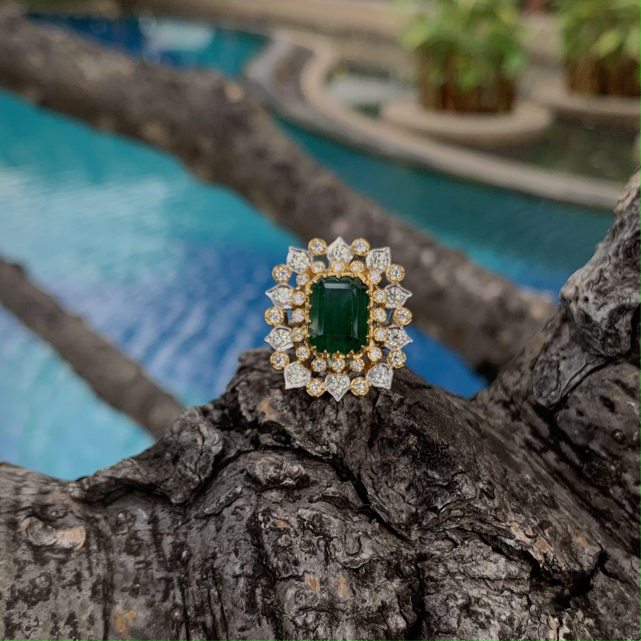Statement-Ring aus 18 Karat Gold mit 6,07 Karat sambischem Smaragd, 1,51 Karat Diamanten im alten Minenschliff 6