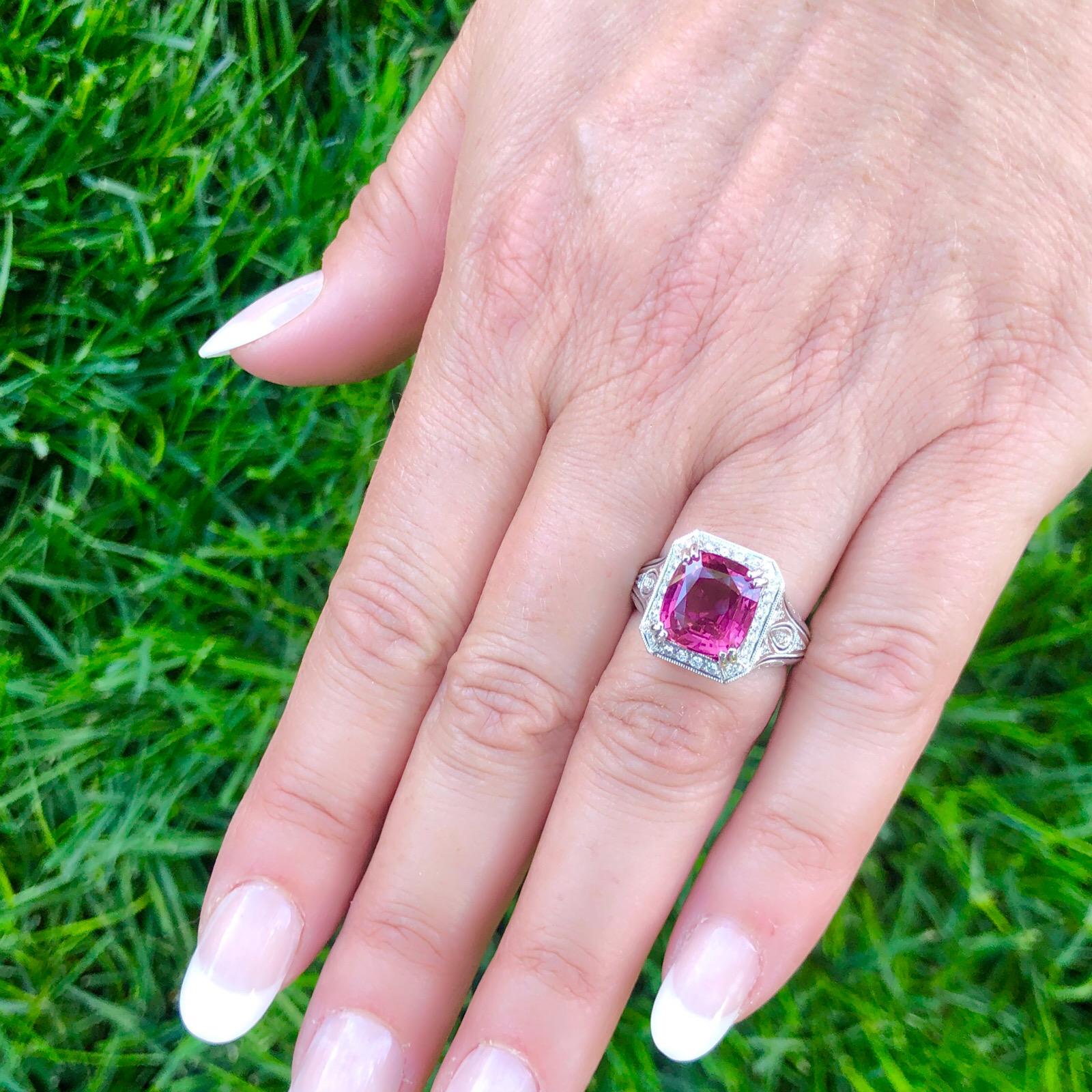 Ring mit 6,07 Karat natürlichem rosa Saphir (Rundschliff) im Angebot