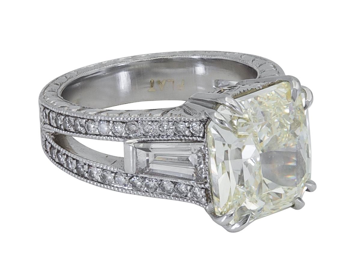 Verlobungsring mit 6,07 Karat gelbem Diamanten im Strahlenschliff und drei Steinen (Radiantschliff) im Angebot