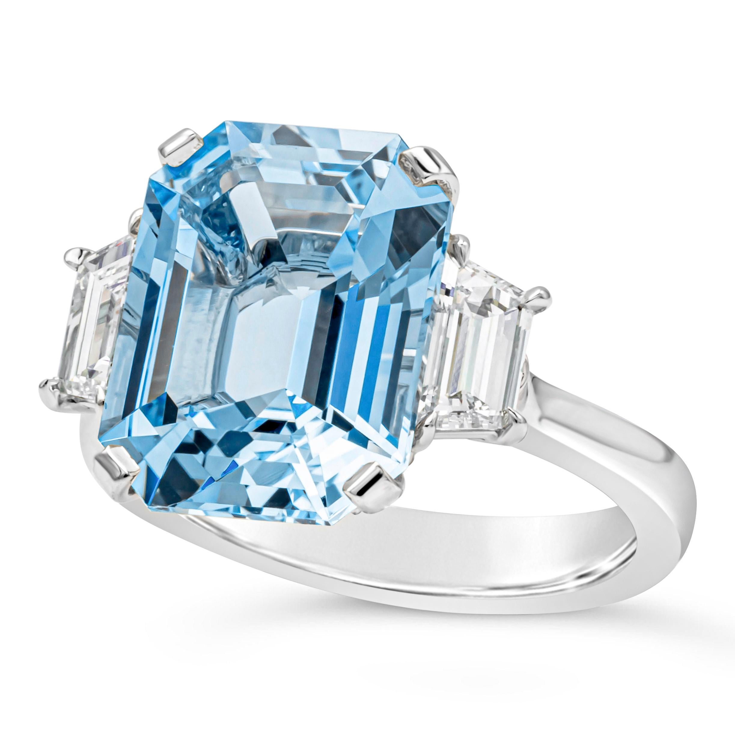 Verlobungsring mit 6,07 Karat blauem Aquamarin im Smaragdschliff und Diamanten mit drei Steinen (Zeitgenössisch) im Angebot