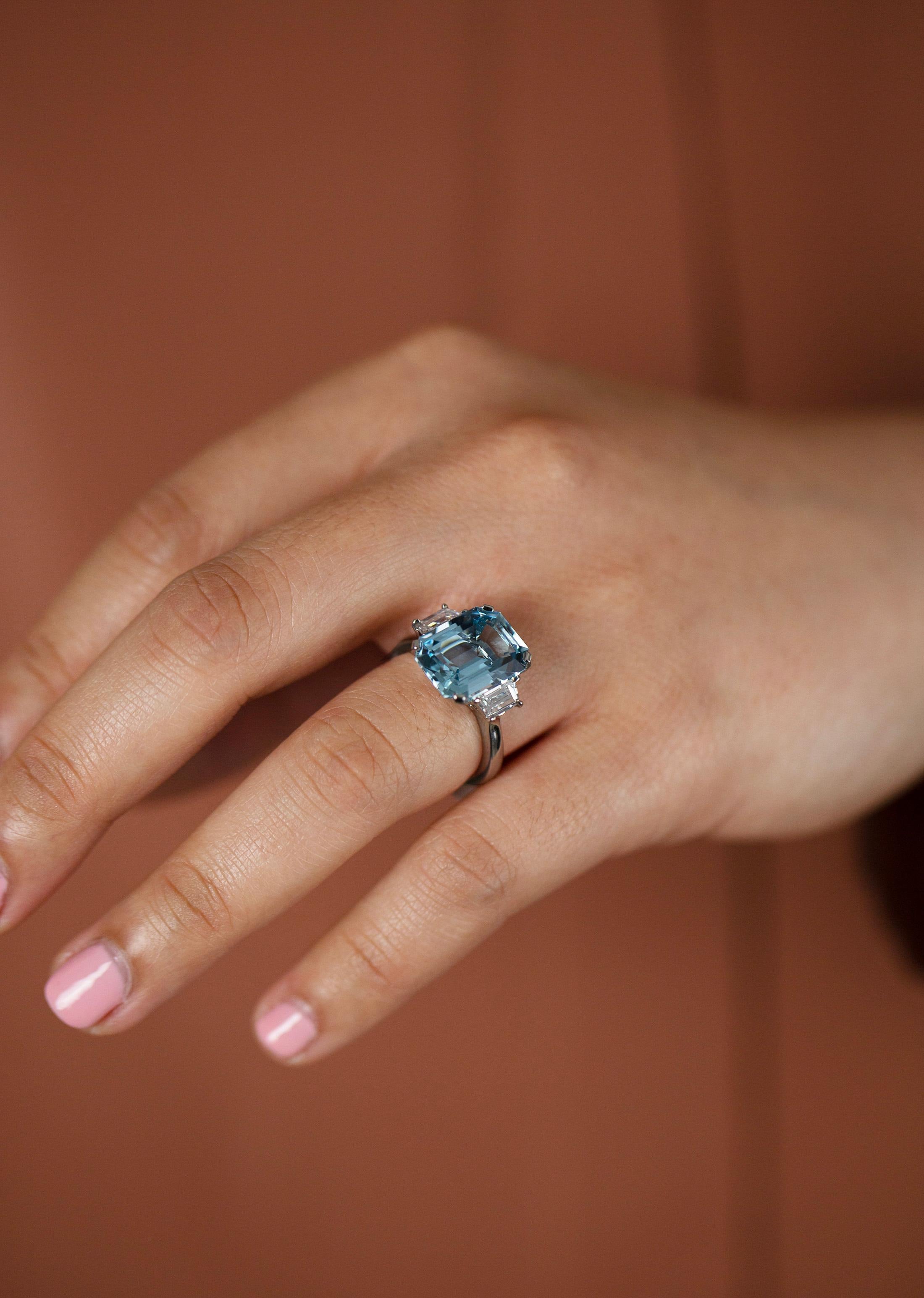 Verlobungsring mit 6,07 Karat blauem Aquamarin im Smaragdschliff und Diamanten mit drei Steinen im Zustand „Neu“ im Angebot in New York, NY