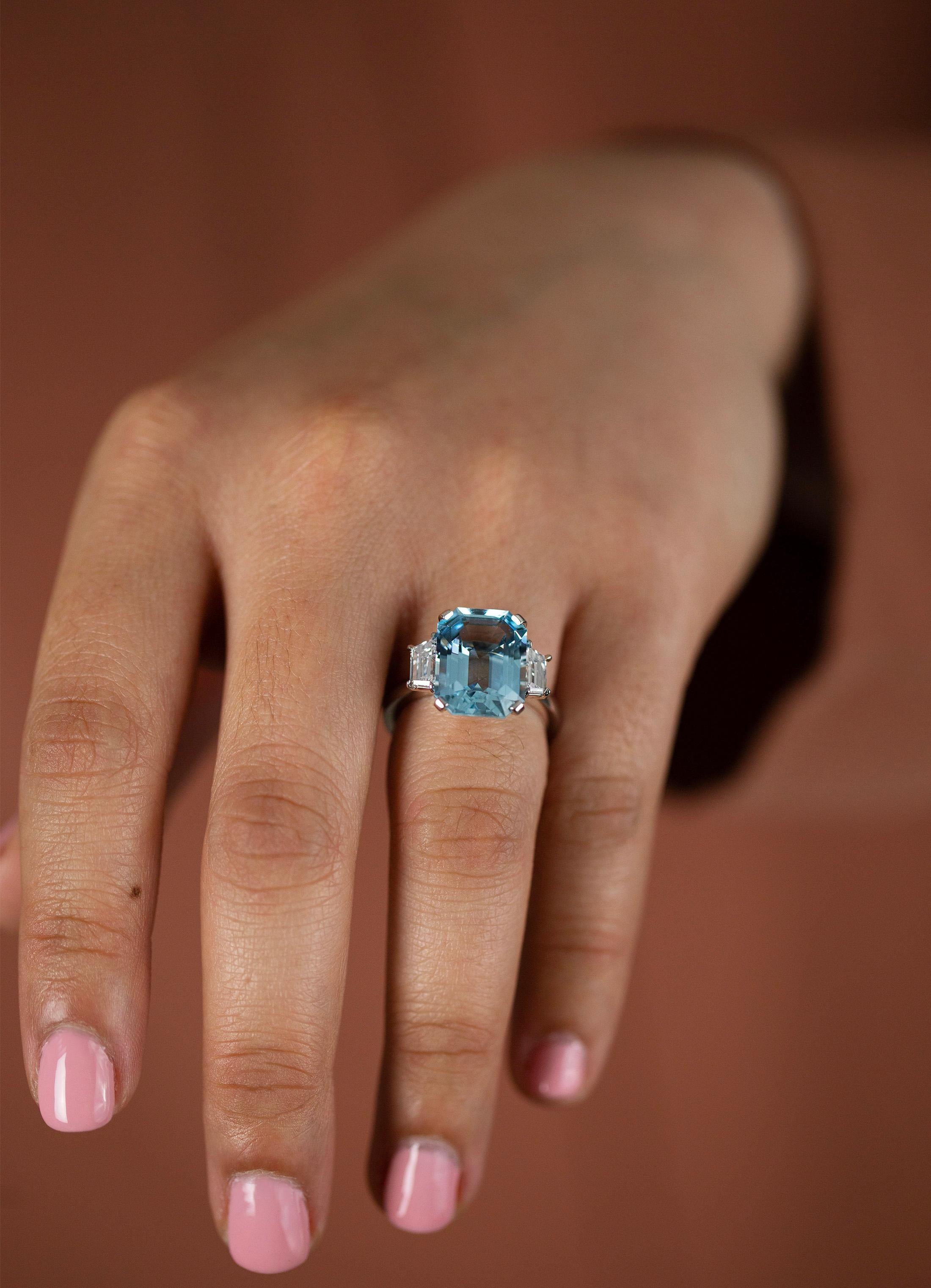 Verlobungsring mit 6,07 Karat blauem Aquamarin im Smaragdschliff und Diamanten mit drei Steinen Damen im Angebot