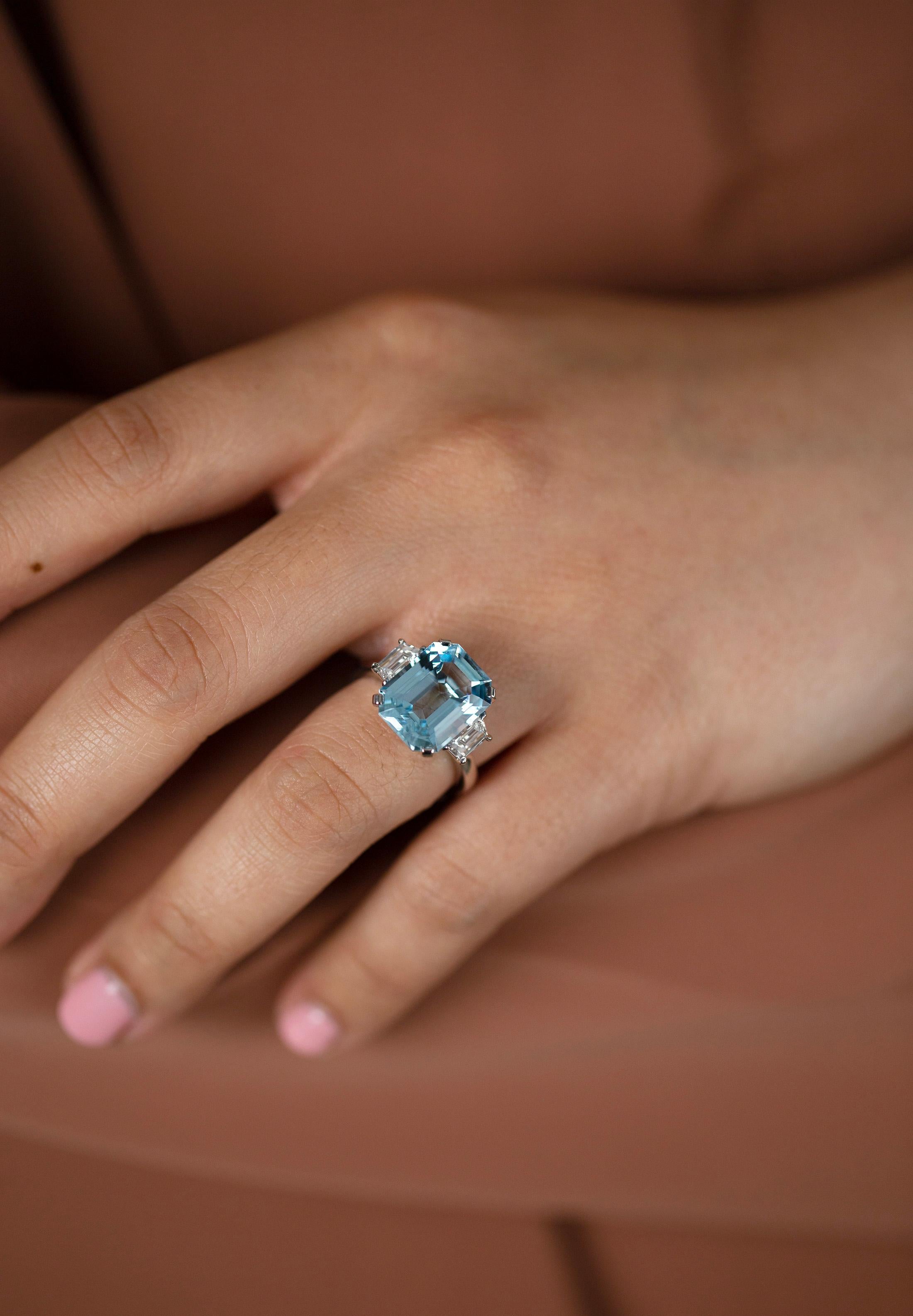 Verlobungsring mit 6,07 Karat blauem Aquamarin im Smaragdschliff und Diamanten mit drei Steinen im Angebot 1