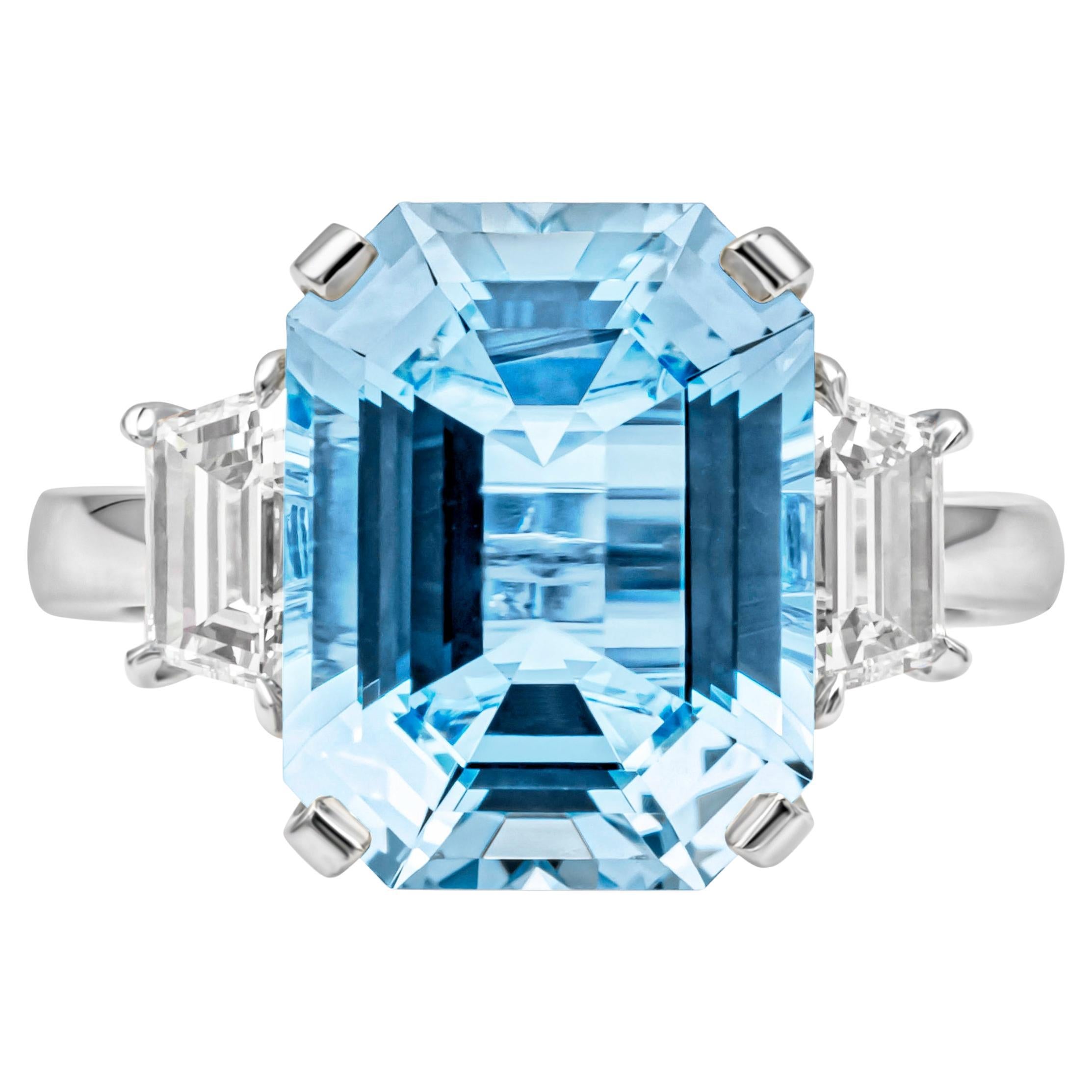 Verlobungsring mit 6,07 Karat blauem Aquamarin im Smaragdschliff und Diamanten mit drei Steinen im Angebot