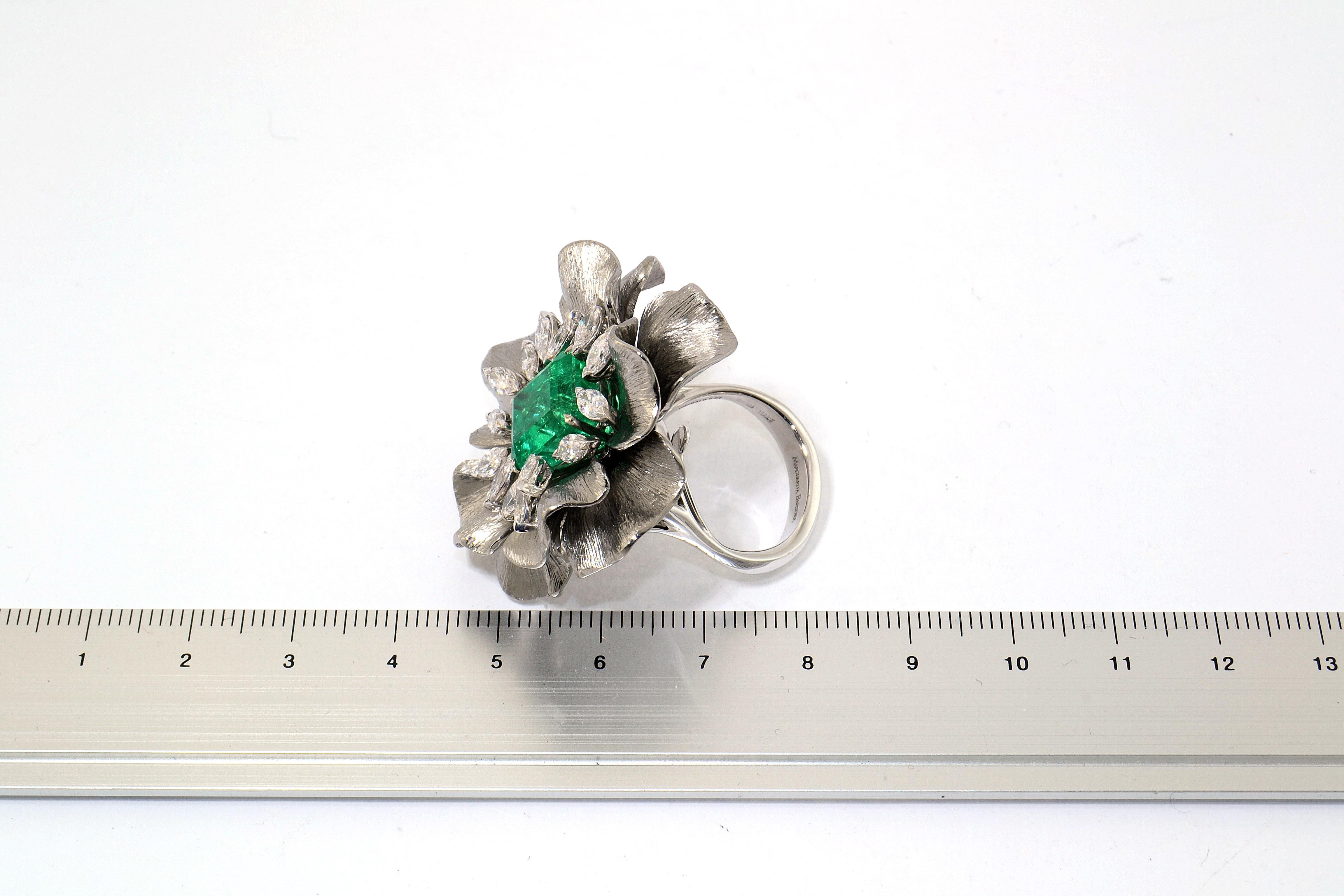 Contemporary Unique 6.07 Ct Certificated Emerald Diamonds Titanium Gold Made in Italy Ring For Sale