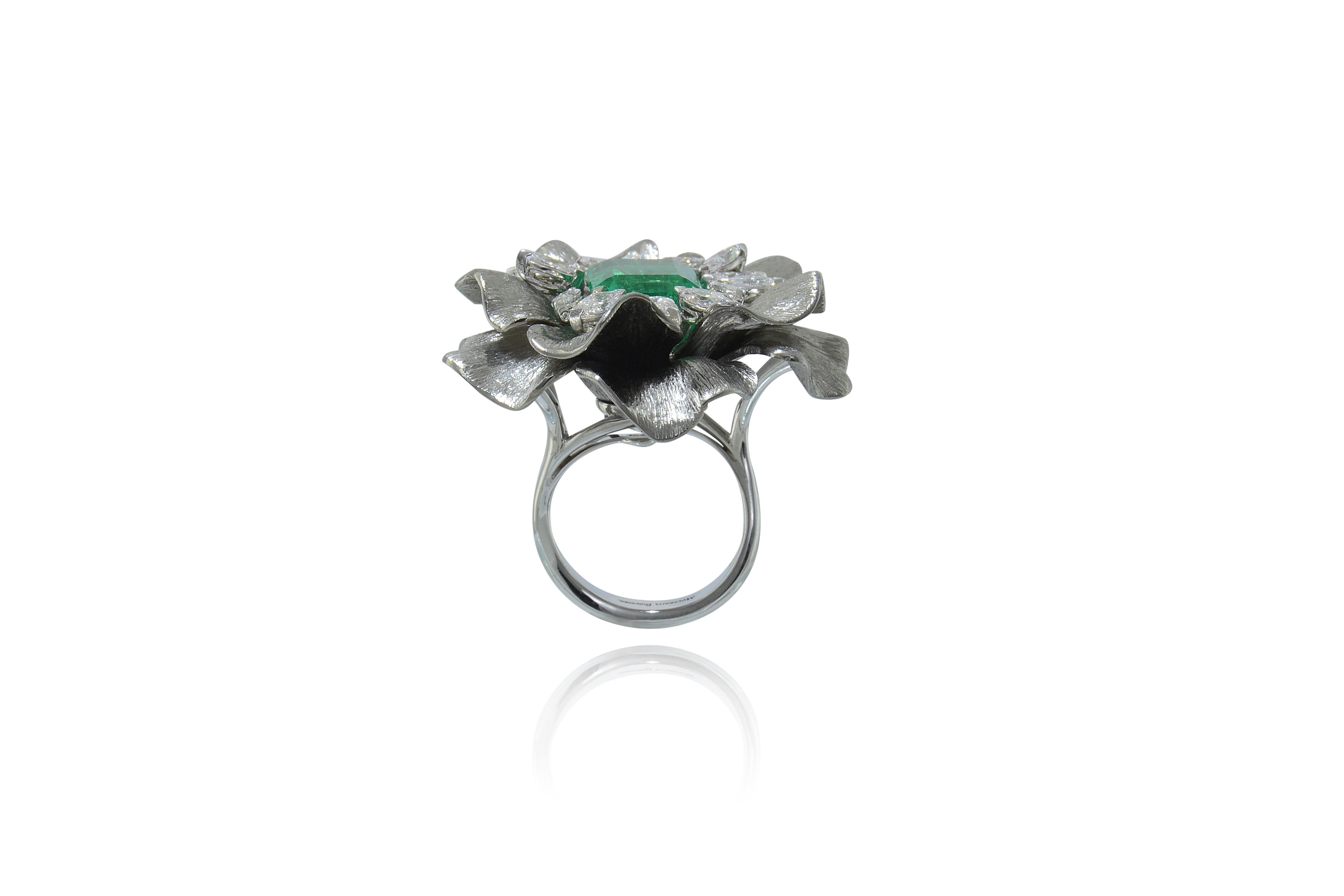 Emerald Cut Unique 6.07 Ct Certificated Emerald Diamonds Titanium Gold Made in Italy Ring For Sale