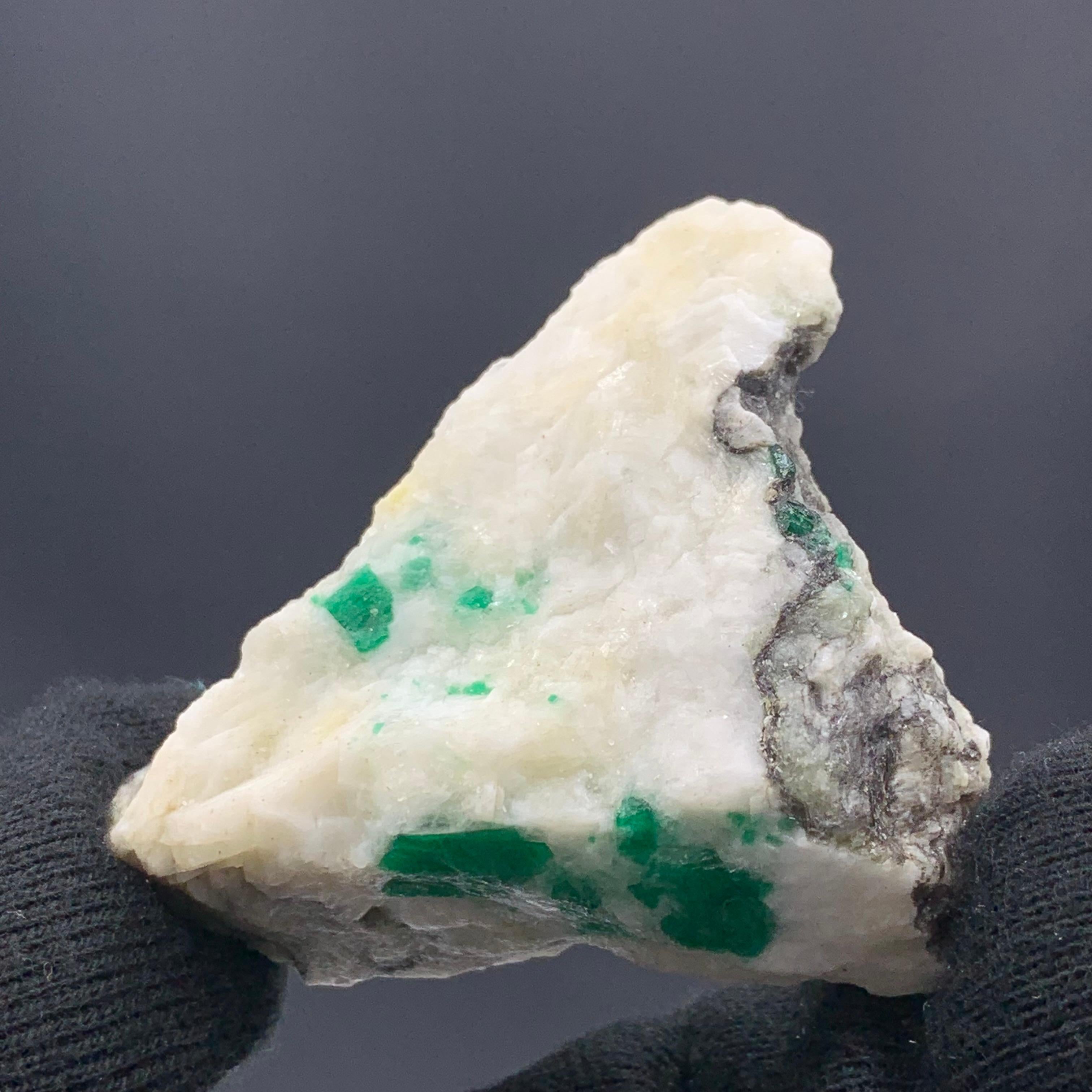 Superbe spécimen d'émeraude de 60,78 grammes provenant de la vallée de la Swat, Pakistan  Bon état - En vente à Peshawar, PK