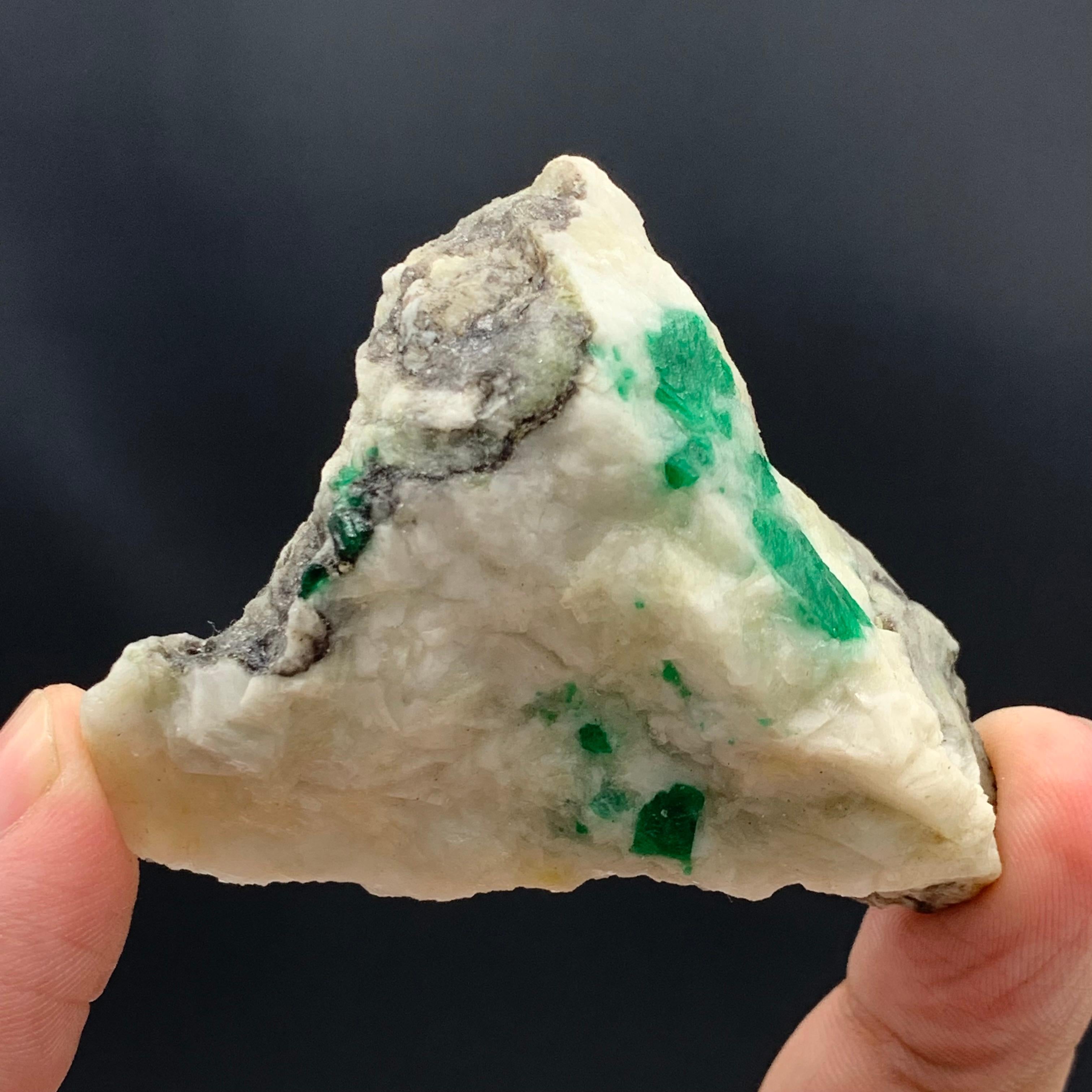 Cristal de roche Superbe spécimen d'émeraude de 60,78 grammes provenant de la vallée de la Swat, Pakistan  en vente