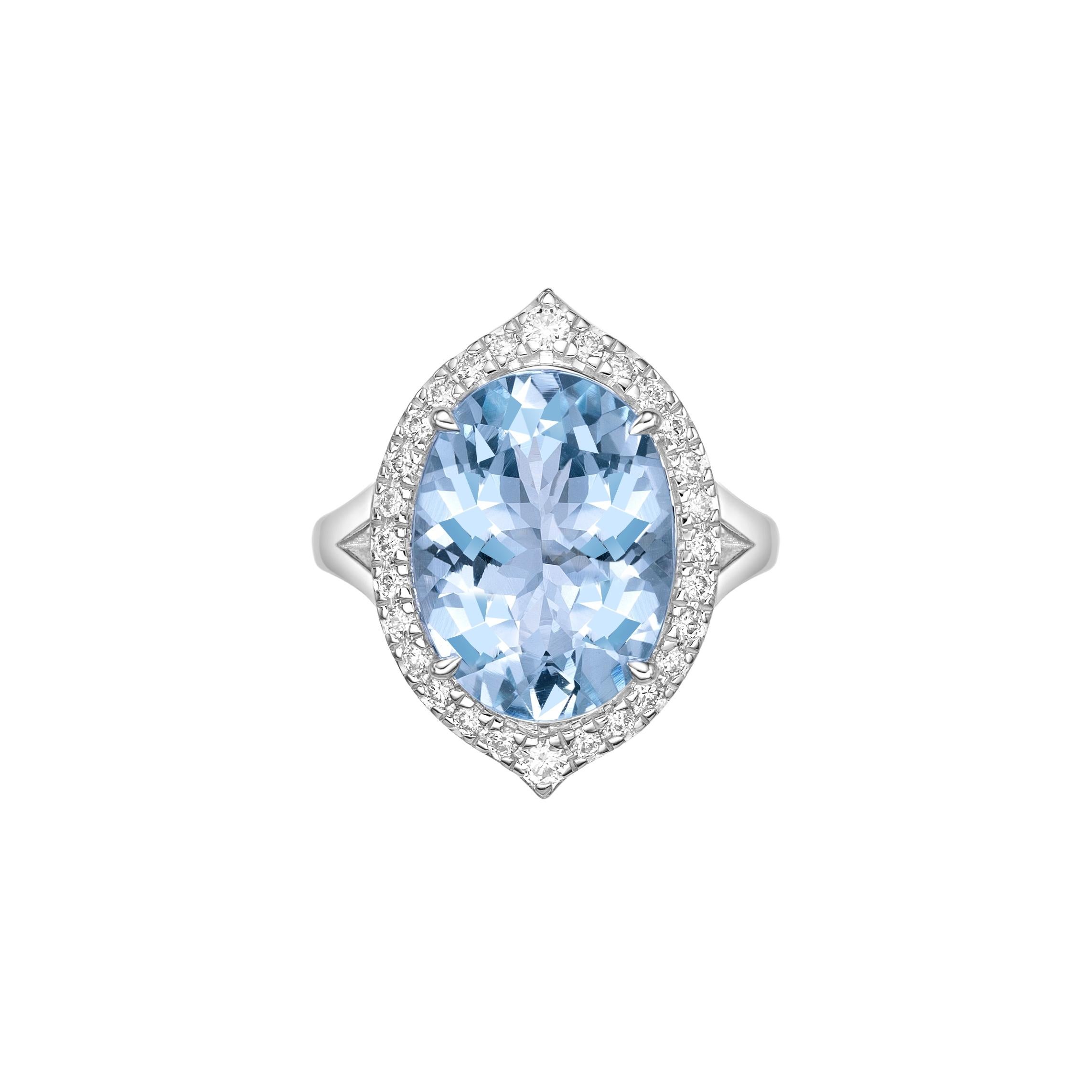 Contemporary 6.07Carat Aquamarine Fancy Ring in 18Karat White Gold with White Diamond. For Sale