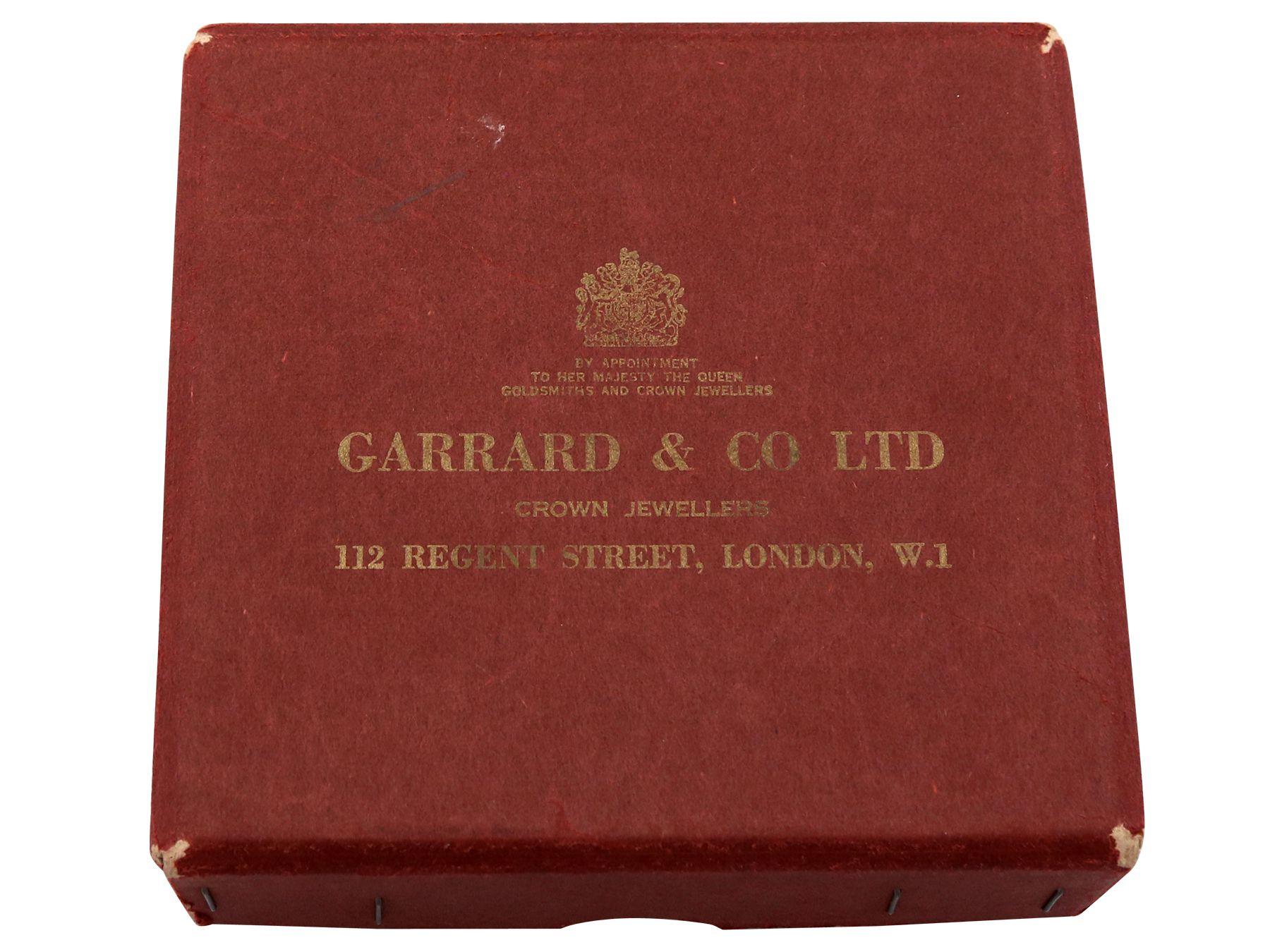 Brosche aus Gelbgold und Platin mit 6,07 Karat Smaragd und 4,05 Karat Diamant im Angebot 6