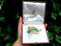 Broche en or jaune et platine avec émeraude de 6,07 carats et diamants de 4,05 carats