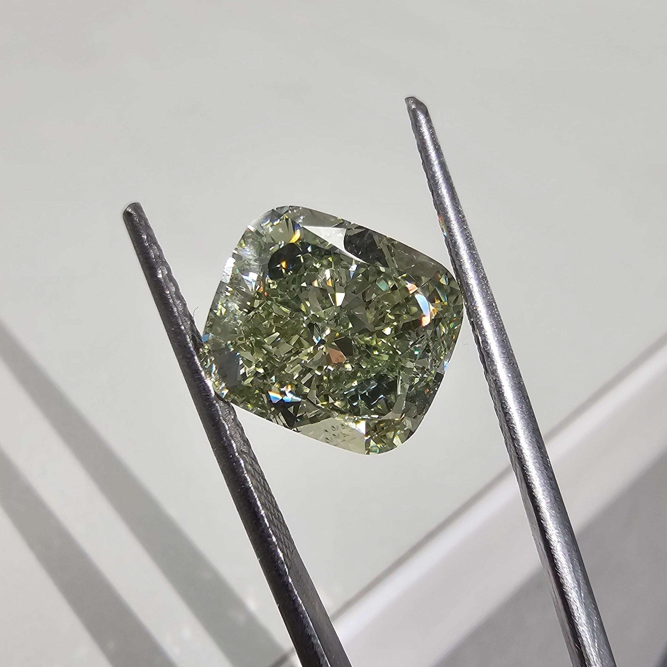 6,08 carati GIA Fancy Yellow-Green Cushion Cut Diamond (Diamante con taglio a cuscino) In condizioni Nuovo in vendita a New York, NY