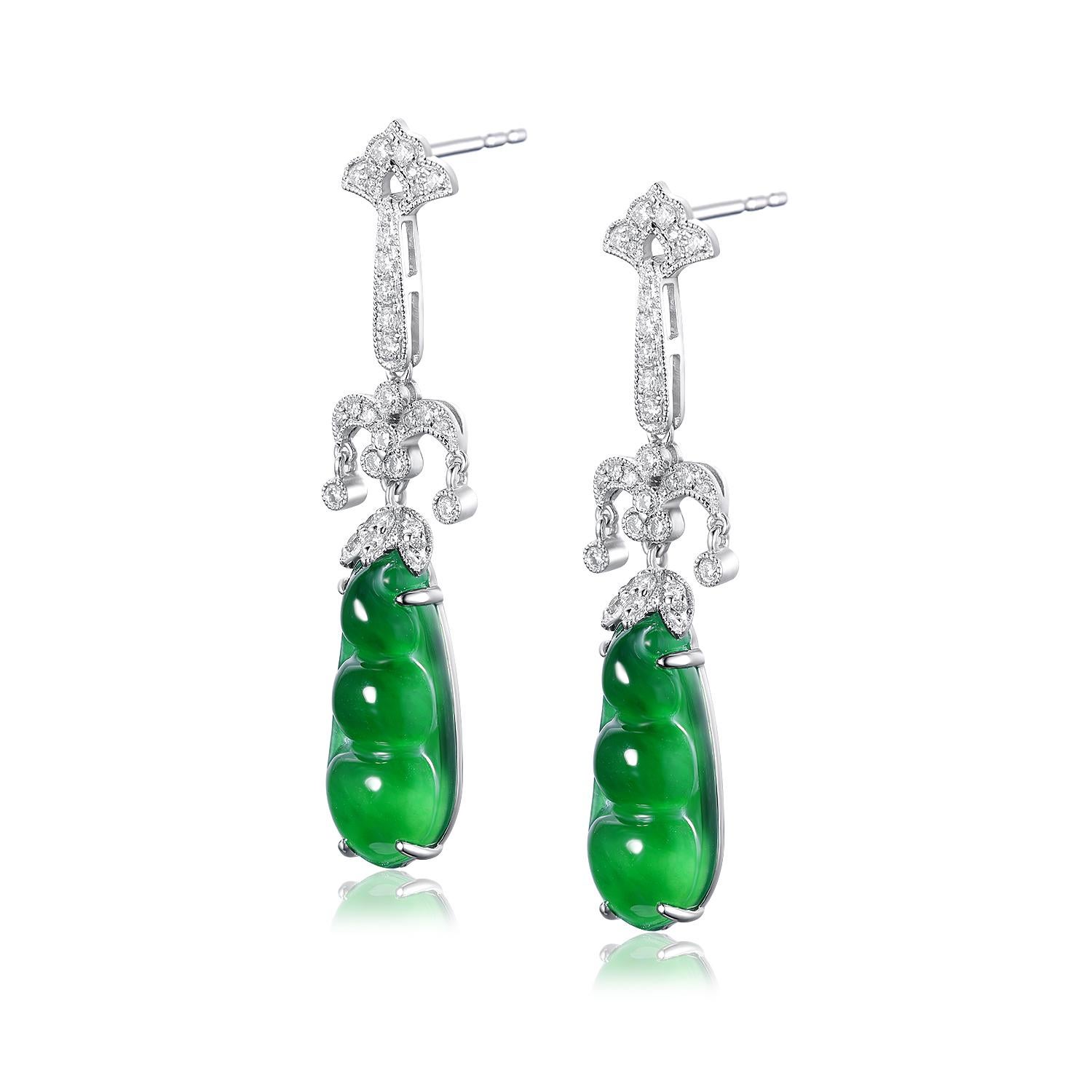 Questi squisiti orecchini presentano una straordinaria combinazione di giada, diamanti, platino e oro bianco. Gli orecchini presentano 6,08 carati di giada, meticolosamente intagliata a forma di fagiolo, che nella cultura cinese simboleggia la