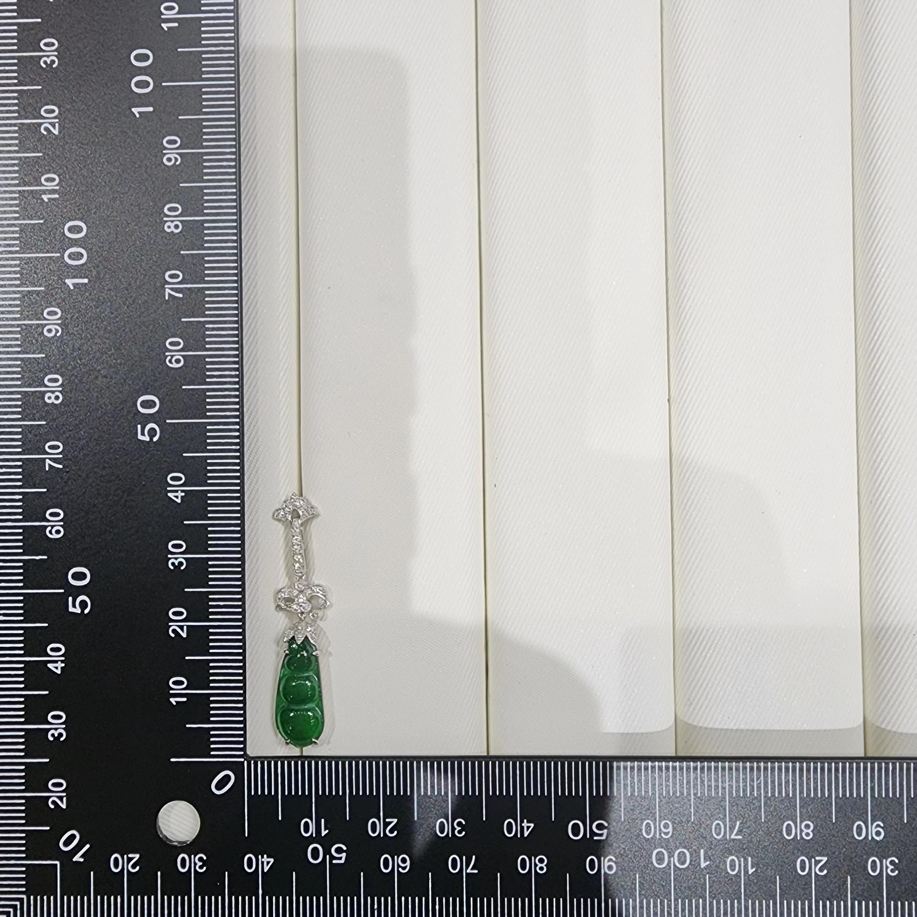 Art Déco Orecchino a goccia di giada e diamanti da 6,08 carati in platino e oro 18 carati in vendita