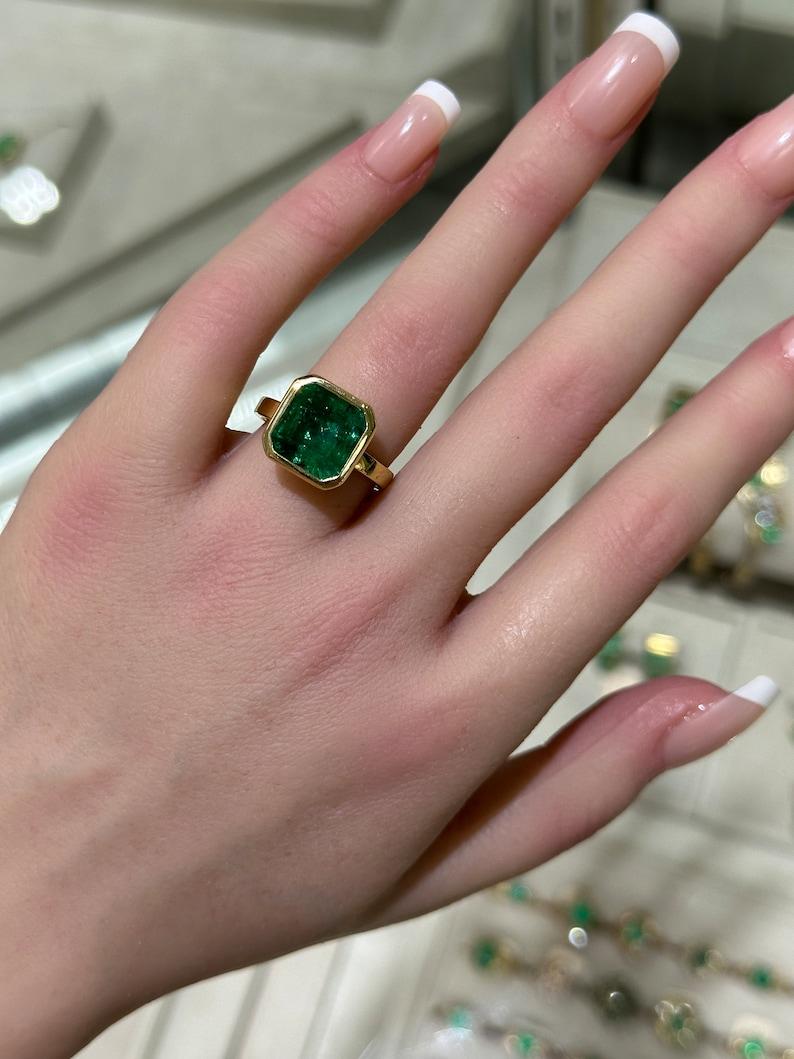6,08 Karat 18K Großer Solitär-Ring mit Smaragd im Asscher-Schliff - Dunkelwaldgrün (Zeitgenössisch) im Angebot