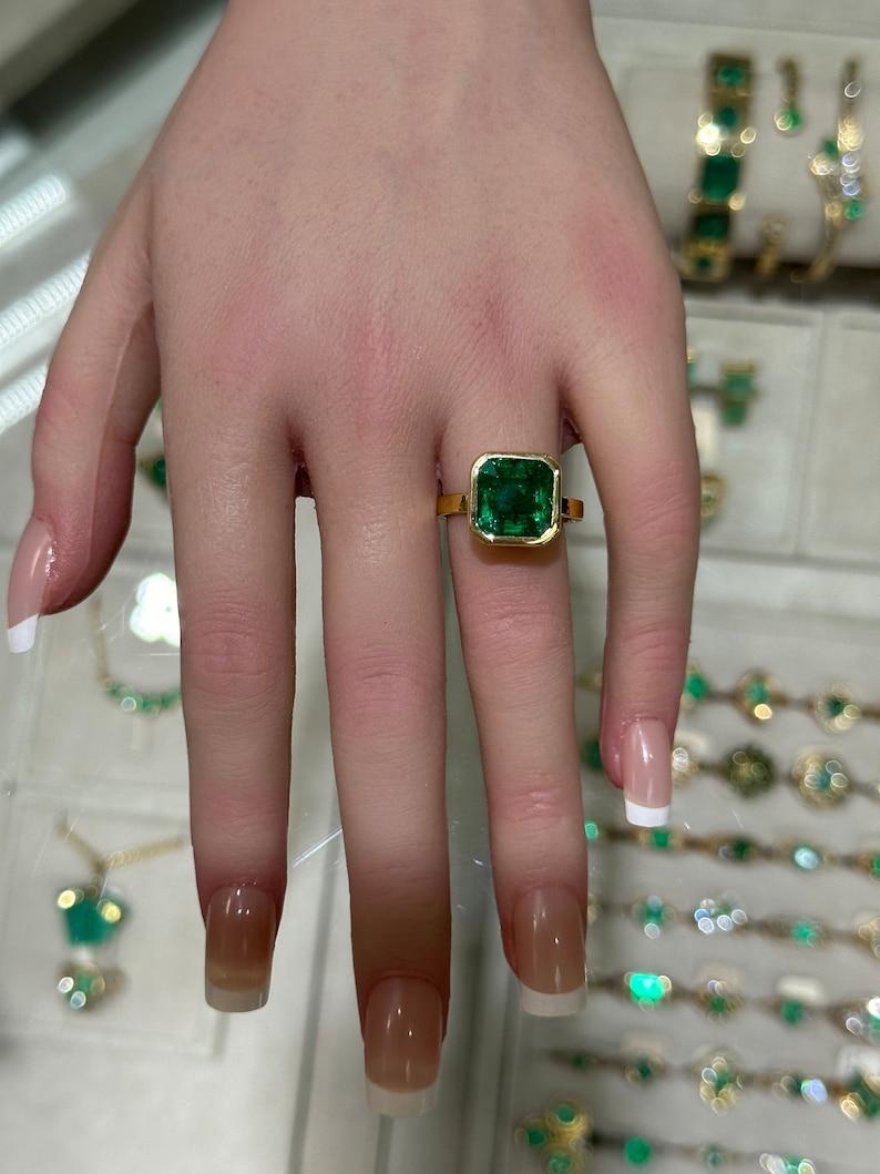 6,08 Karat 18K Großer Solitär-Ring mit Smaragd im Asscher-Schliff - Dunkelwaldgrün im Zustand „Neu“ im Angebot in Jupiter, FL