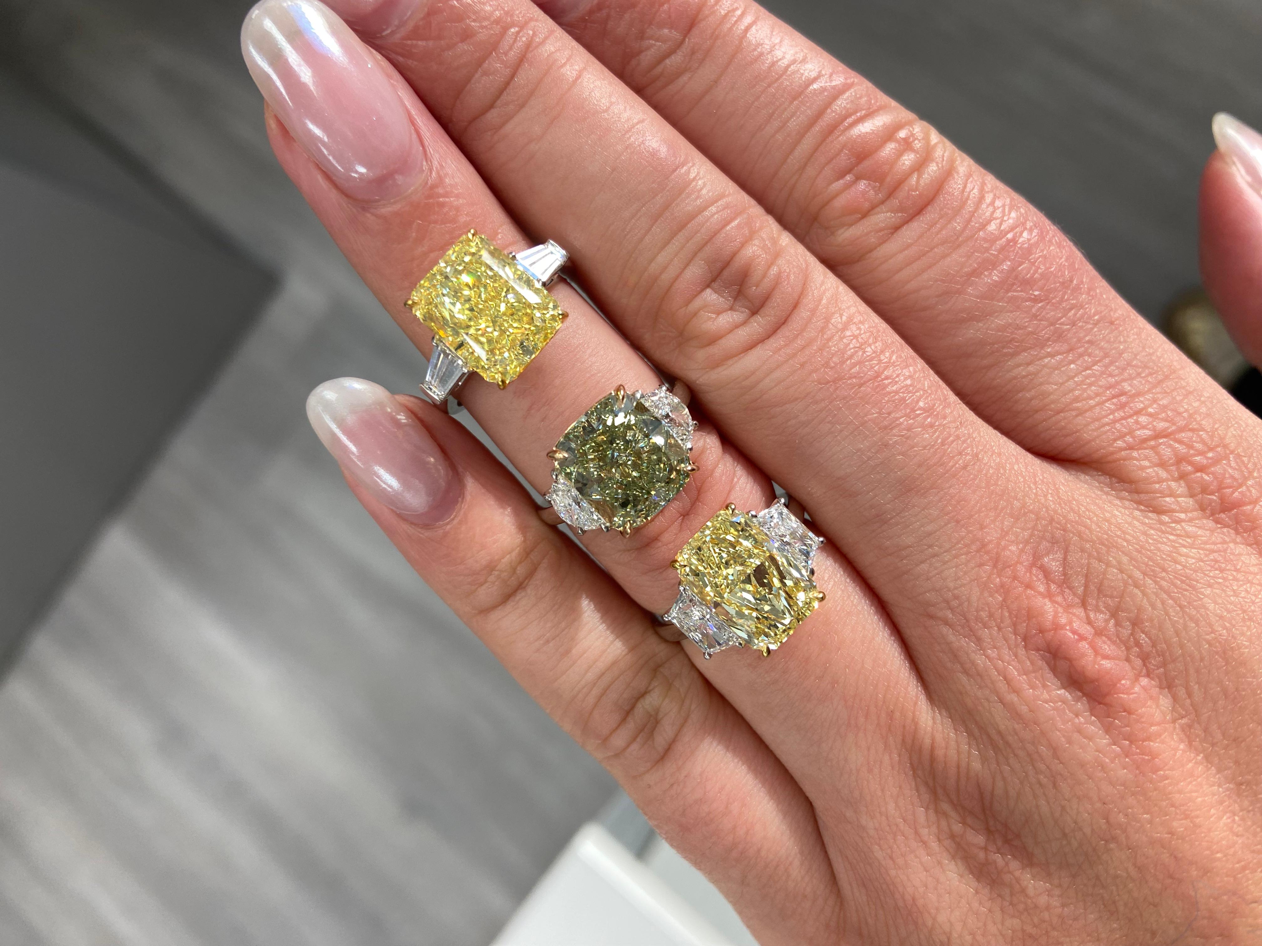 Women's 6.08ct Fancy Yellow-Green Cushion Cut Diamond Engagement Ring For Sale