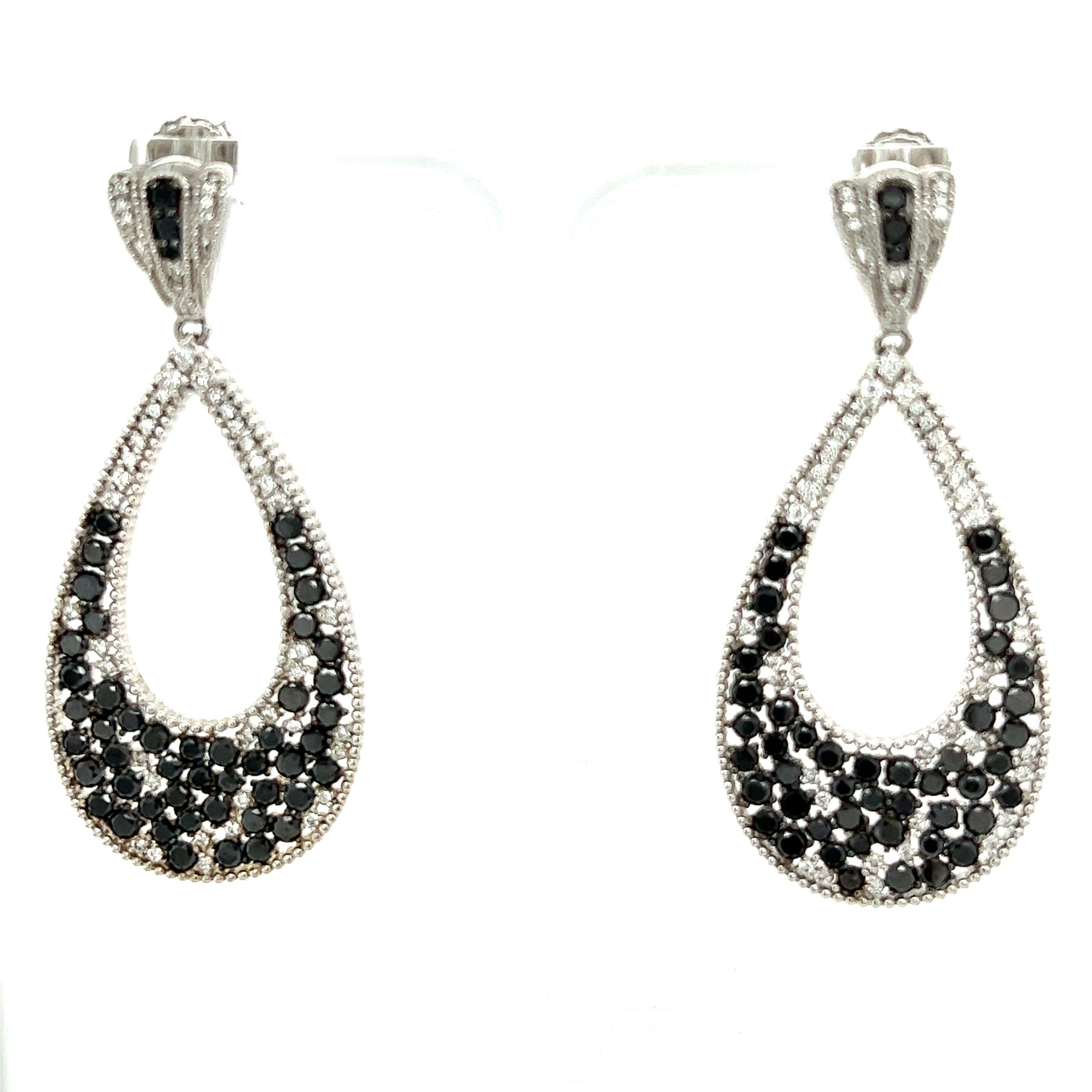 Diese wunderschönen Ohrringe haben natürliche schwarze Diamanten mit einem Gewicht von 5,39 Karat und natürliche weiße Diamanten im Rundschliff mit einem Gewicht von 0,69 Karat. Das Gesamtkaratgewicht der Ohrringe beträgt 6,09 Karat.  Die Reinheit