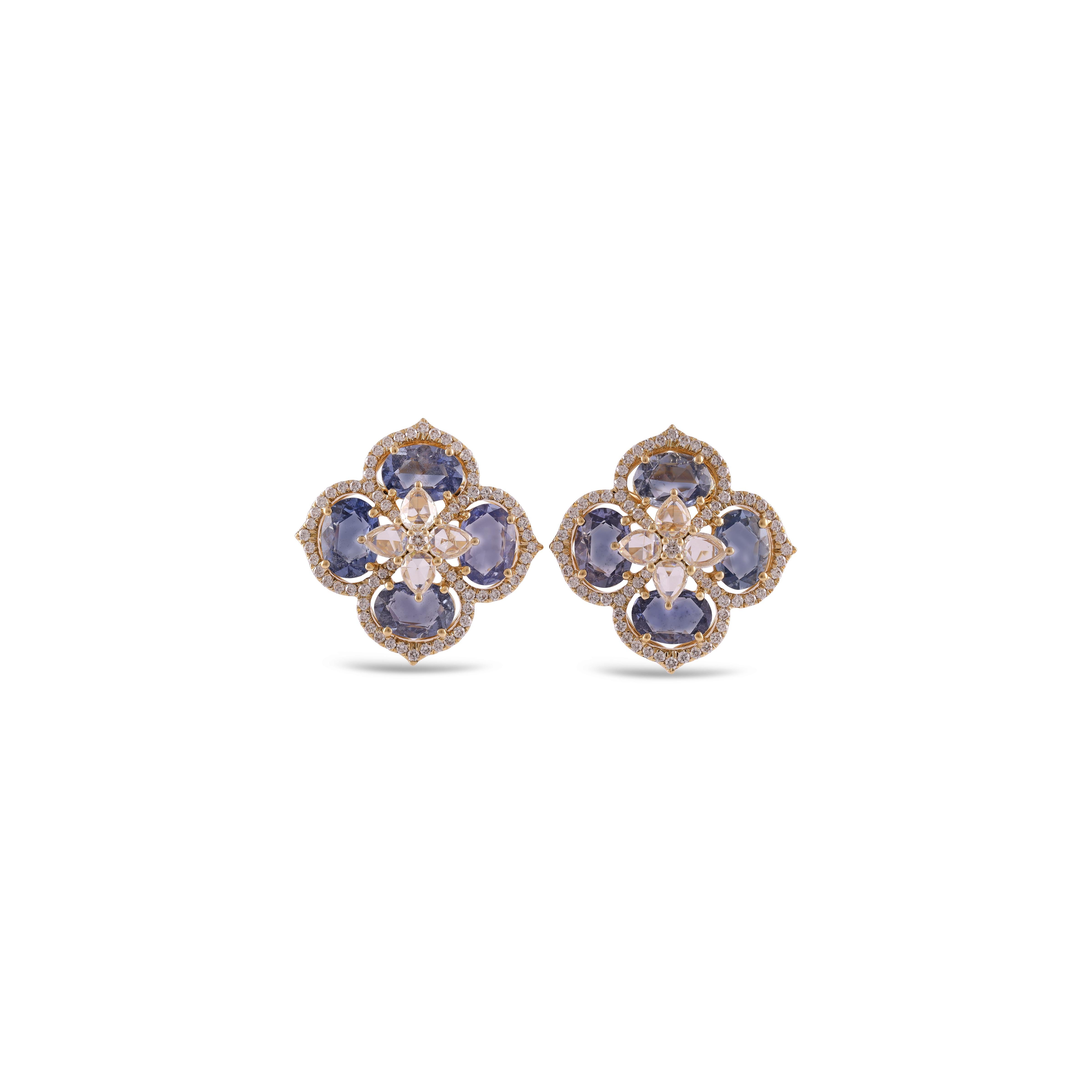Contemporain 6,09 carats  Boucles d'oreilles en or jaune avec saphir bleu et diamants  en vente