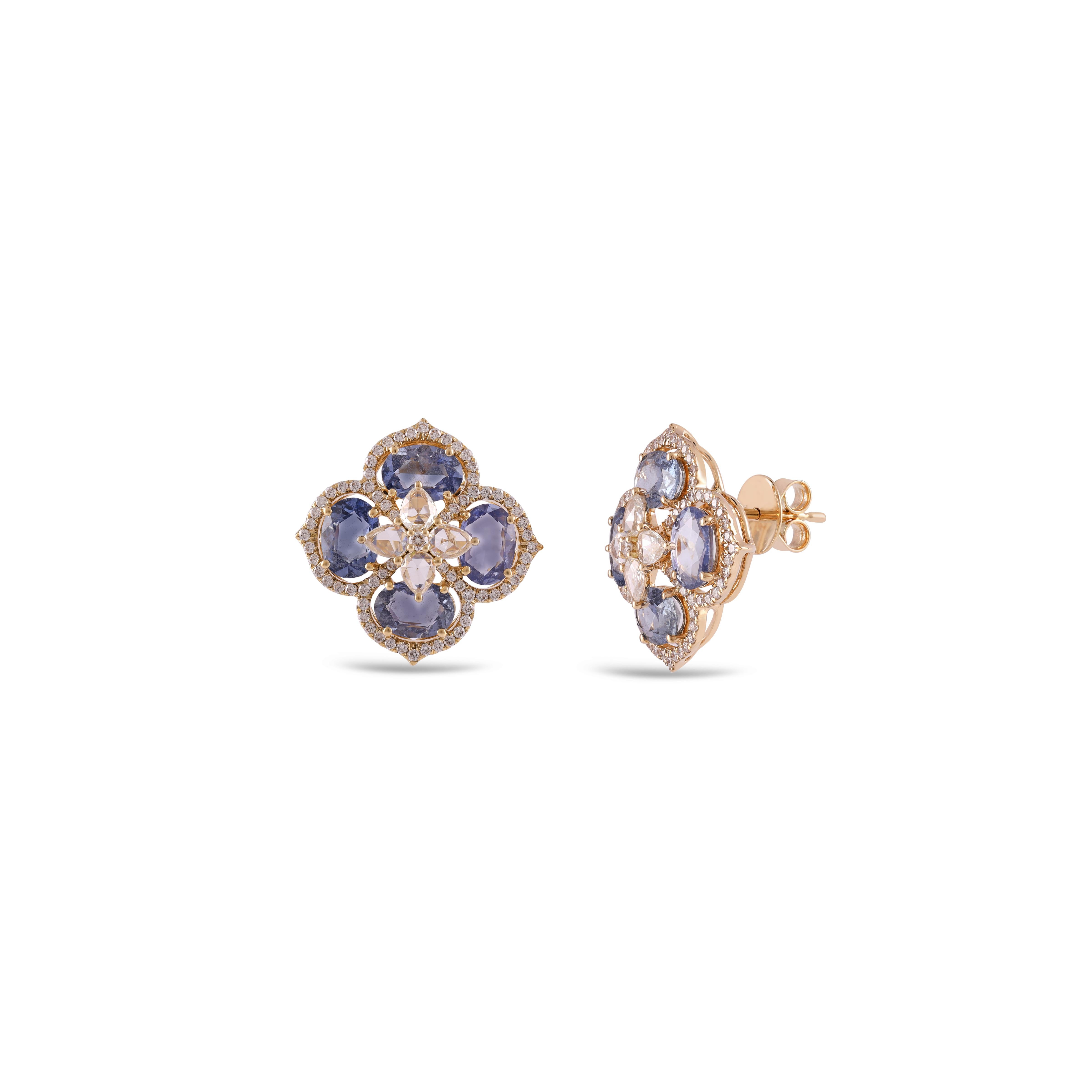 Taille ovale 6,09 carats  Boucles d'oreilles en or jaune avec saphir bleu et diamants  en vente