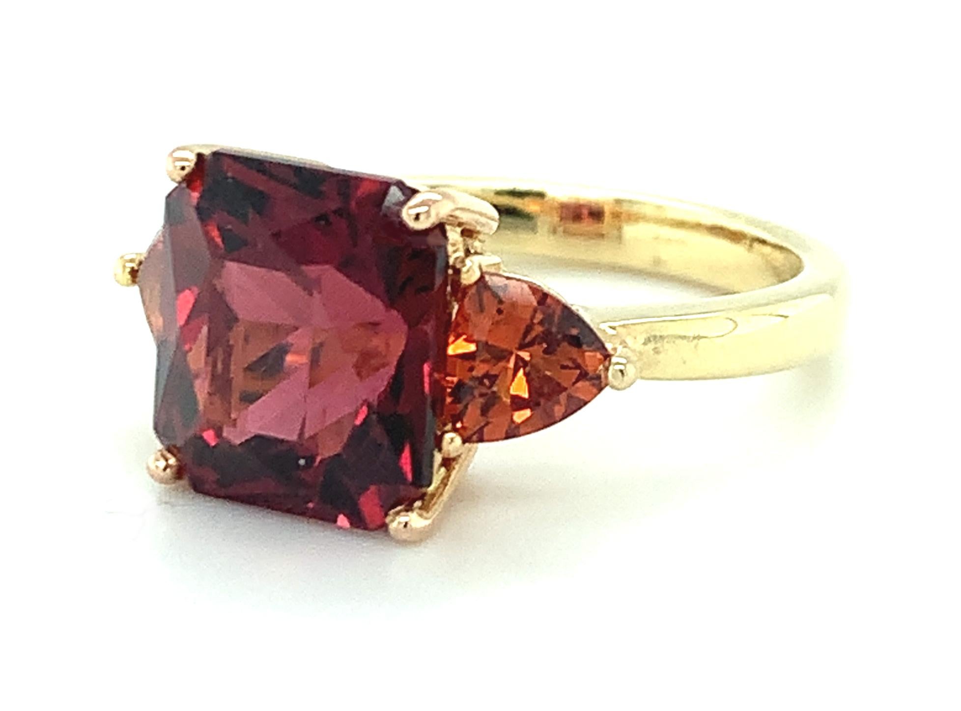 6 Carat Red Garnet and Trillion-Cut Spessartite Three-Stone Ring in Yellow Gold  For Sale 1