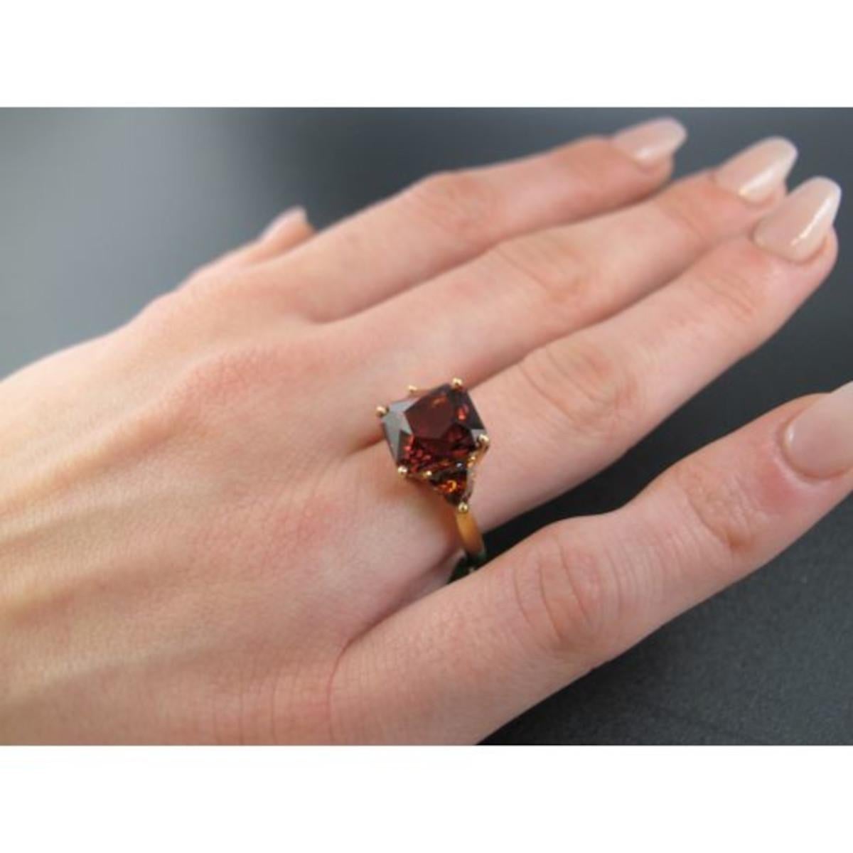 6 Carat Red Garnet and Trillion-Cut Spessartite Three-Stone Ring in Yellow Gold  For Sale 3
