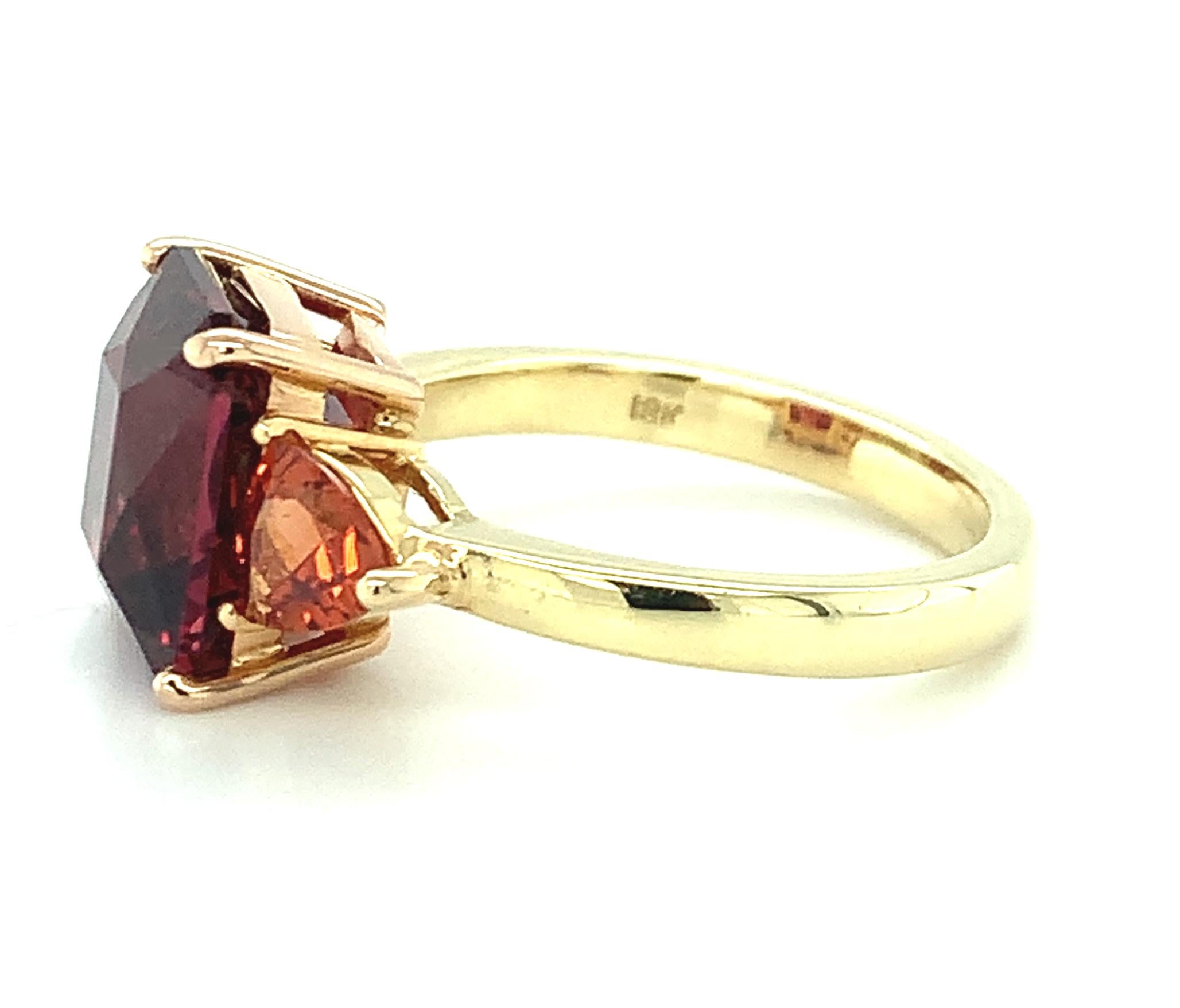 Women's or Men's 6 Carat Red Garnet and Trillion-Cut Spessartite Three-Stone Ring in Yellow Gold  For Sale