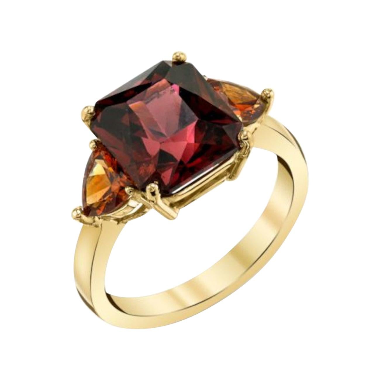 6 Carat Red Garnet and Trillion-Cut Spessartite Three-Stone Ring in Yellow Gold  For Sale