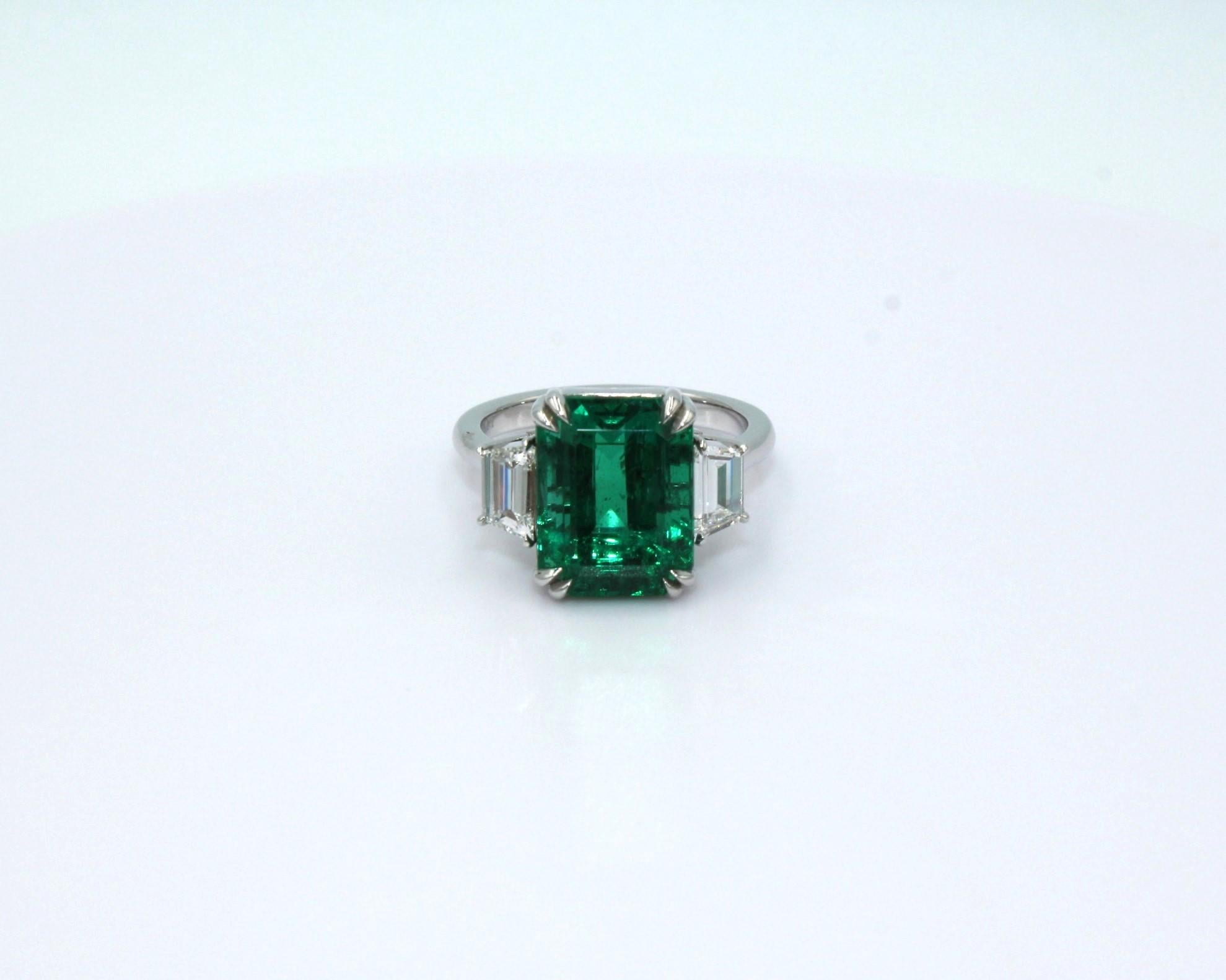 Women's 6.09 Carat Emerald & Diamond Ring For Sale