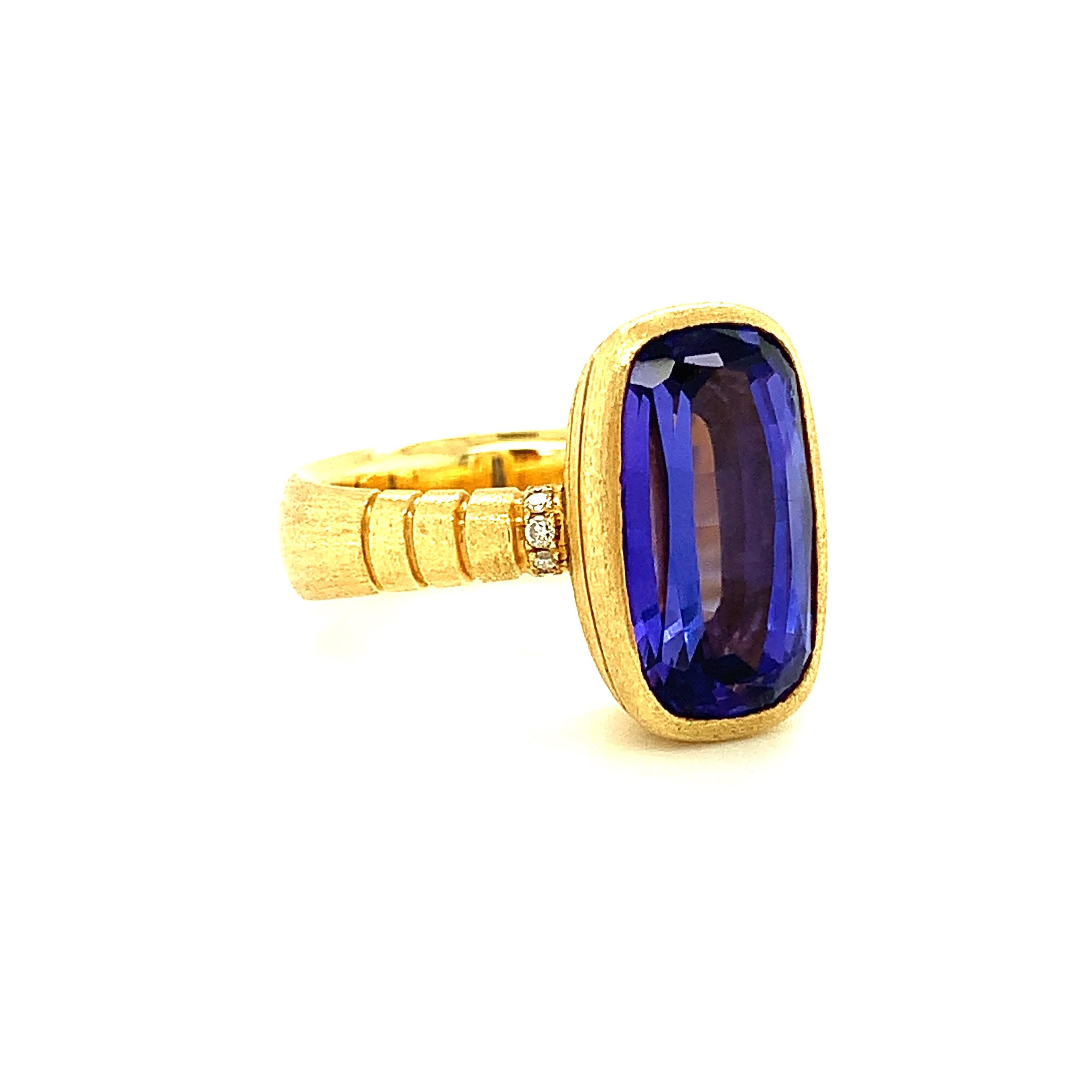 Tansanit und Diamant Handgefertigter Ring aus 18 Karat Gelbgold mit Lünette, 6,09 Karat  (Kunsthandwerker*in) im Angebot