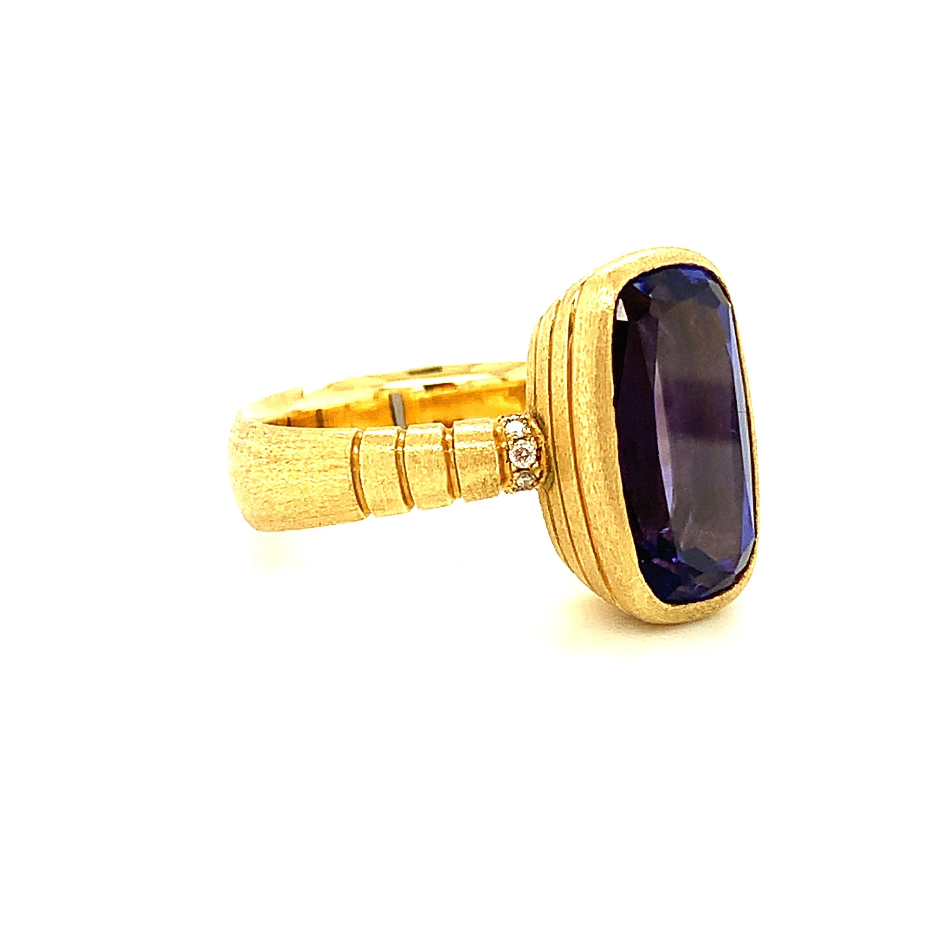 Tansanit und Diamant Handgefertigter Ring aus 18 Karat Gelbgold mit Lünette, 6,09 Karat  (Kissenschliff) im Angebot