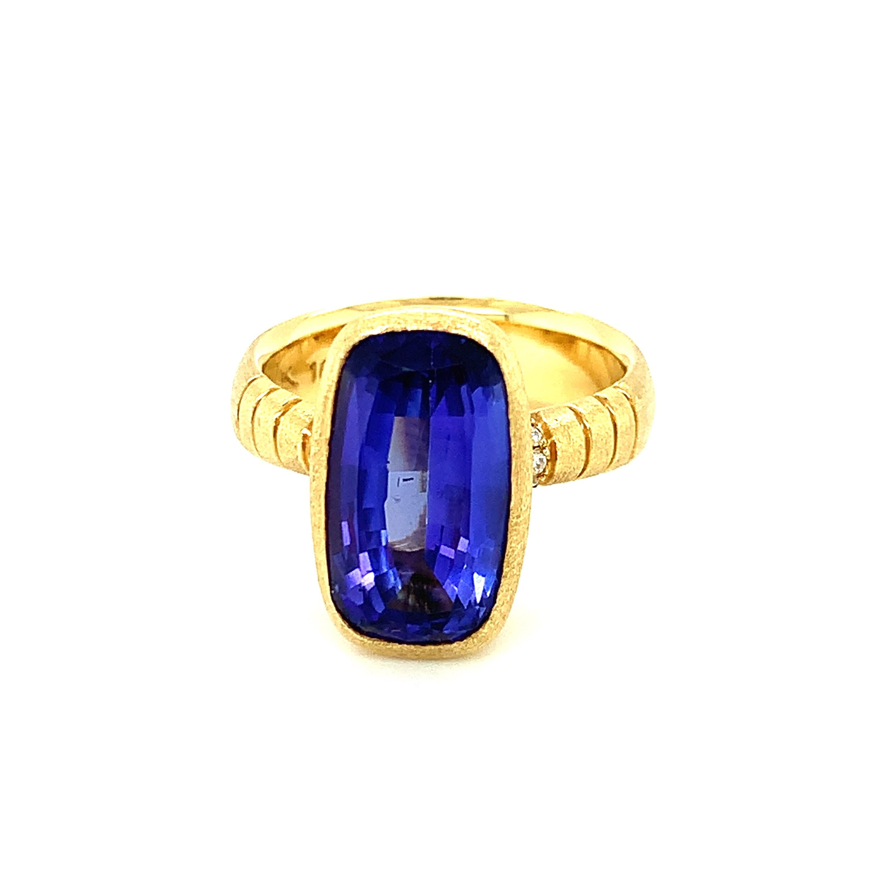 Tansanit und Diamant Handgefertigter Ring aus 18 Karat Gelbgold mit Lünette, 6,09 Karat  für Damen oder Herren im Angebot