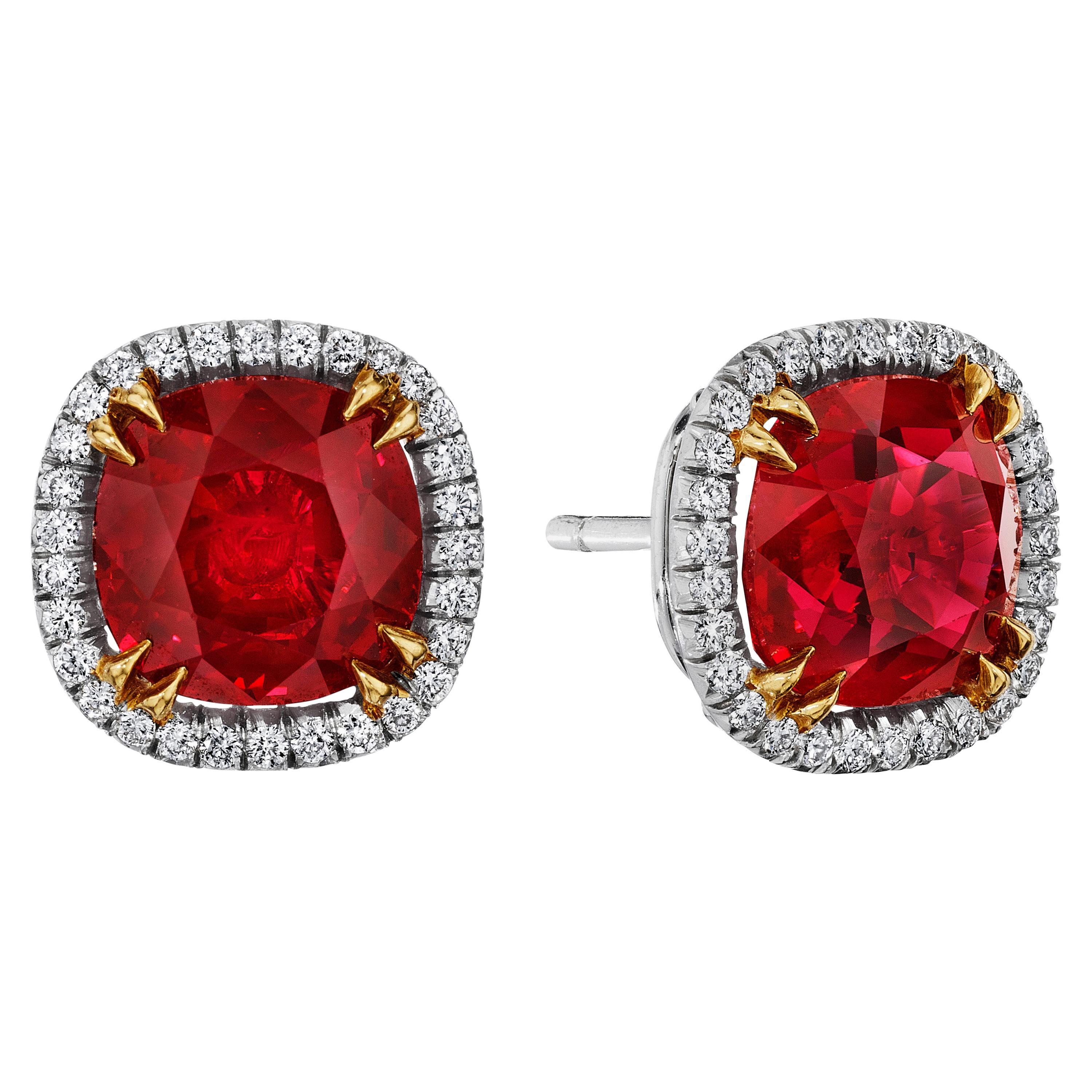 Boucles d'oreilles en rubis de 6,09 carats de poids total avec halo de diamants