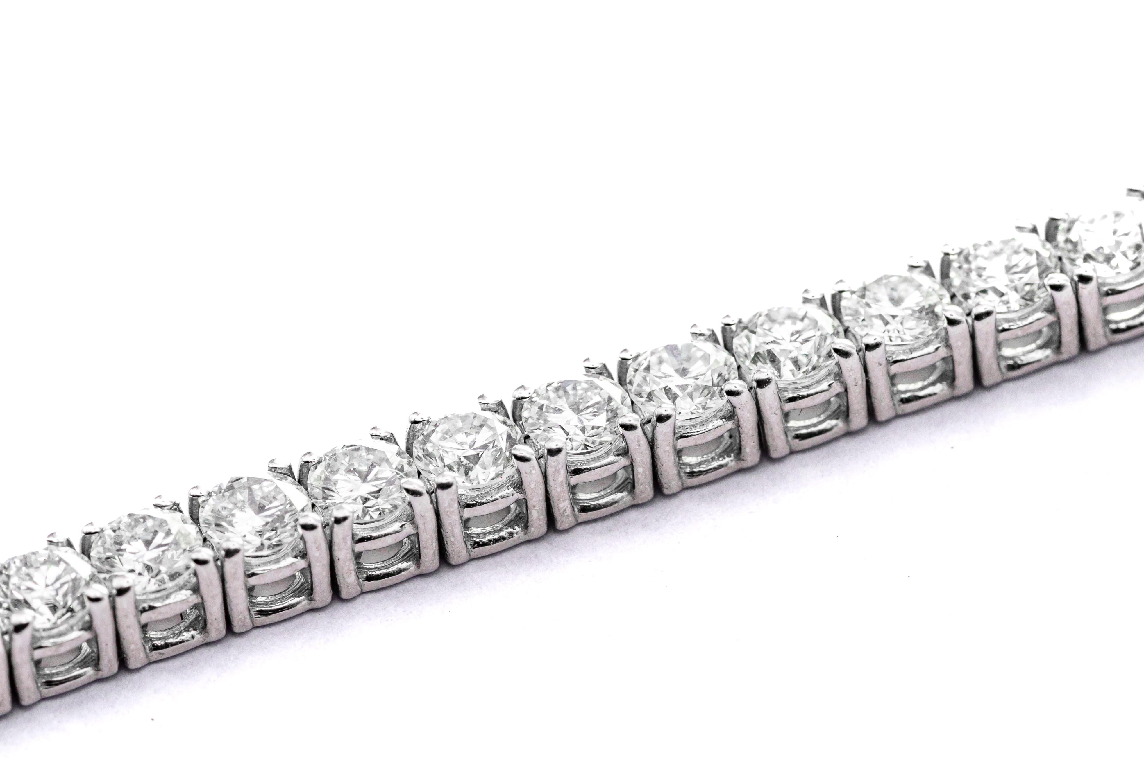 Magnificent and bright VS G color diamond tennis bracelet in 18 carat white gold. diamonds carat 6,09 total stones 55 the lenght is 17,5 centimeters . the bracelet weight is 13,69 grams
Simplicity at it's best, one of our most sold item.
any item of