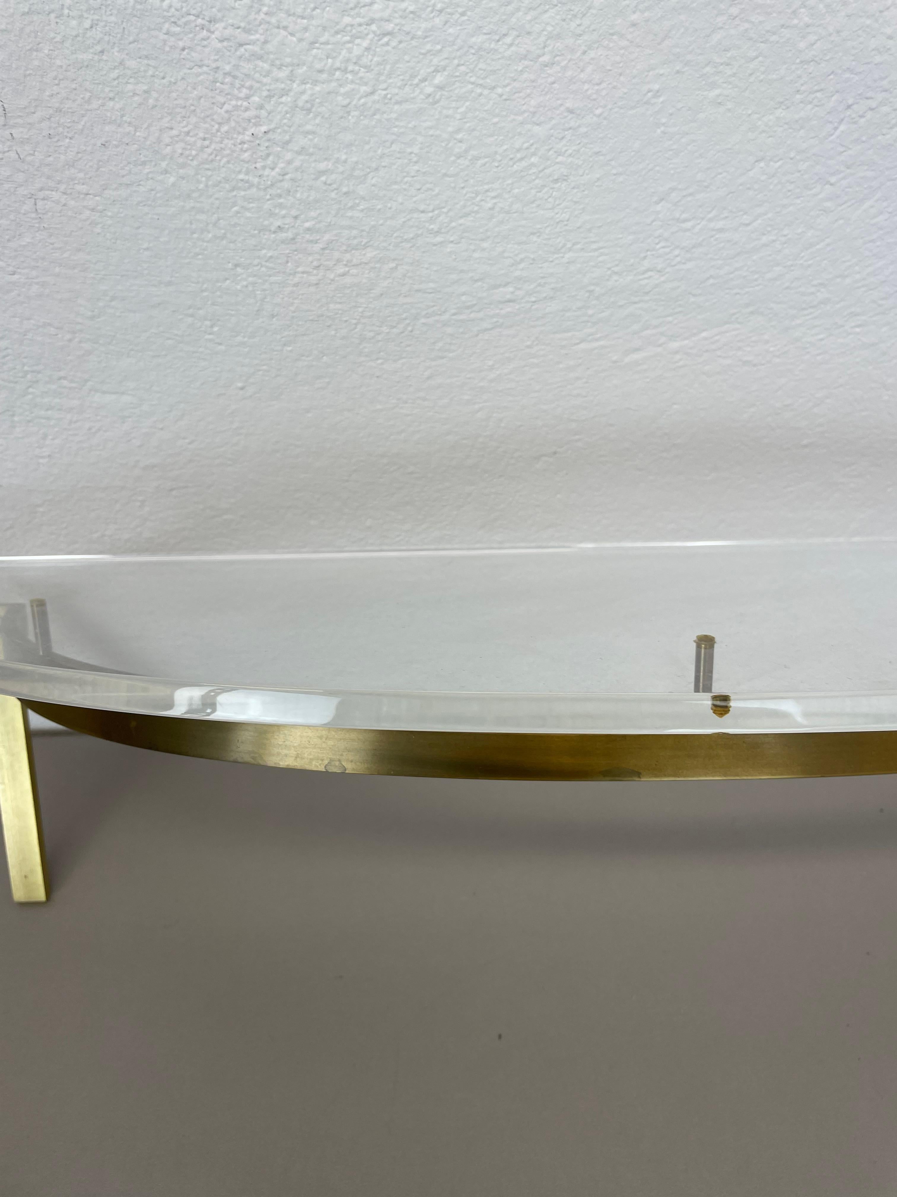 Unité murale Hollywood Regency de 60 cm en laiton massif et verre acrylique, Italie des années 1970 en vente 3