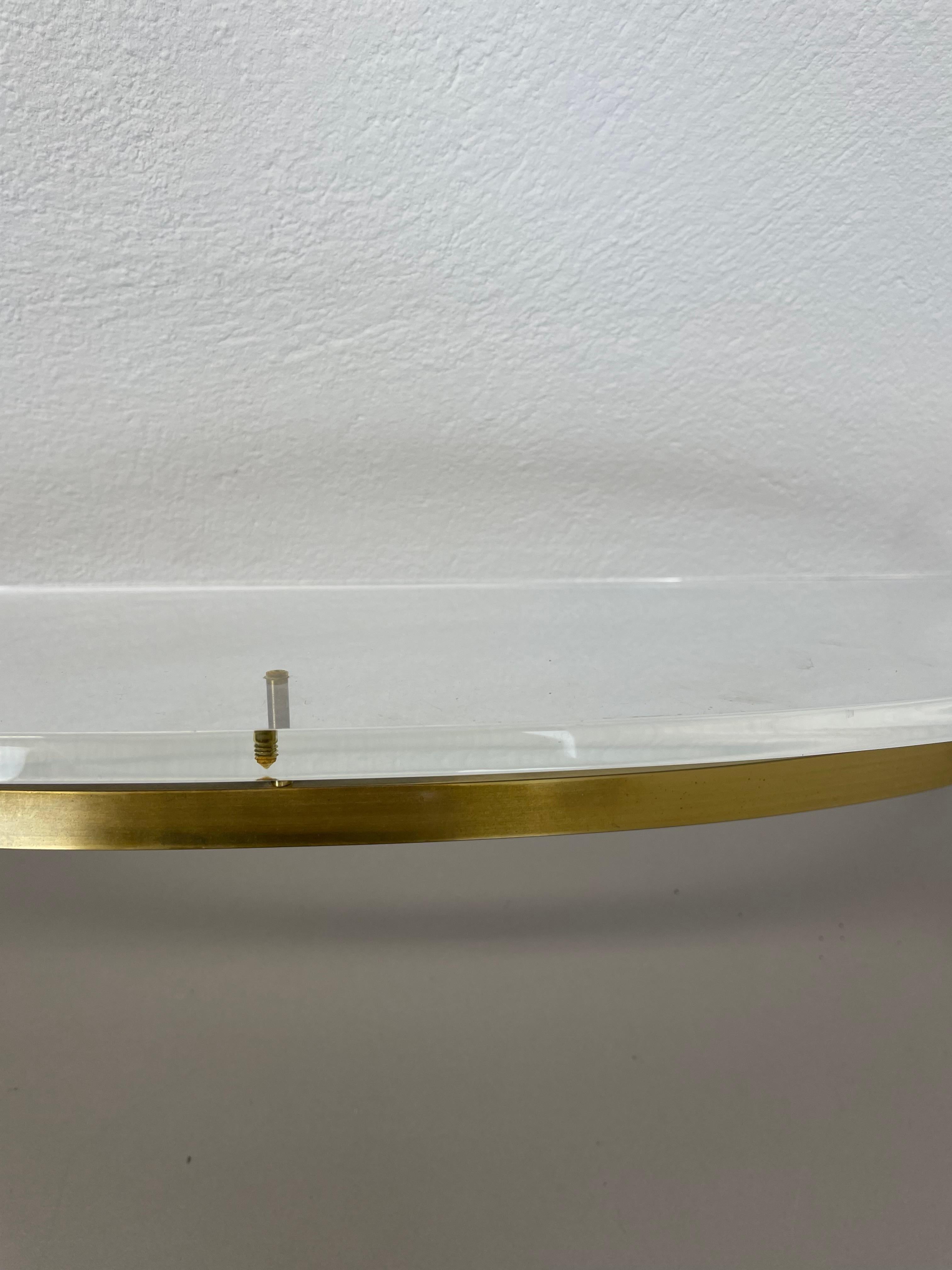 Unité murale Hollywood Regency de 60 cm en laiton massif et verre acrylique, Italie des années 1970 en vente 4