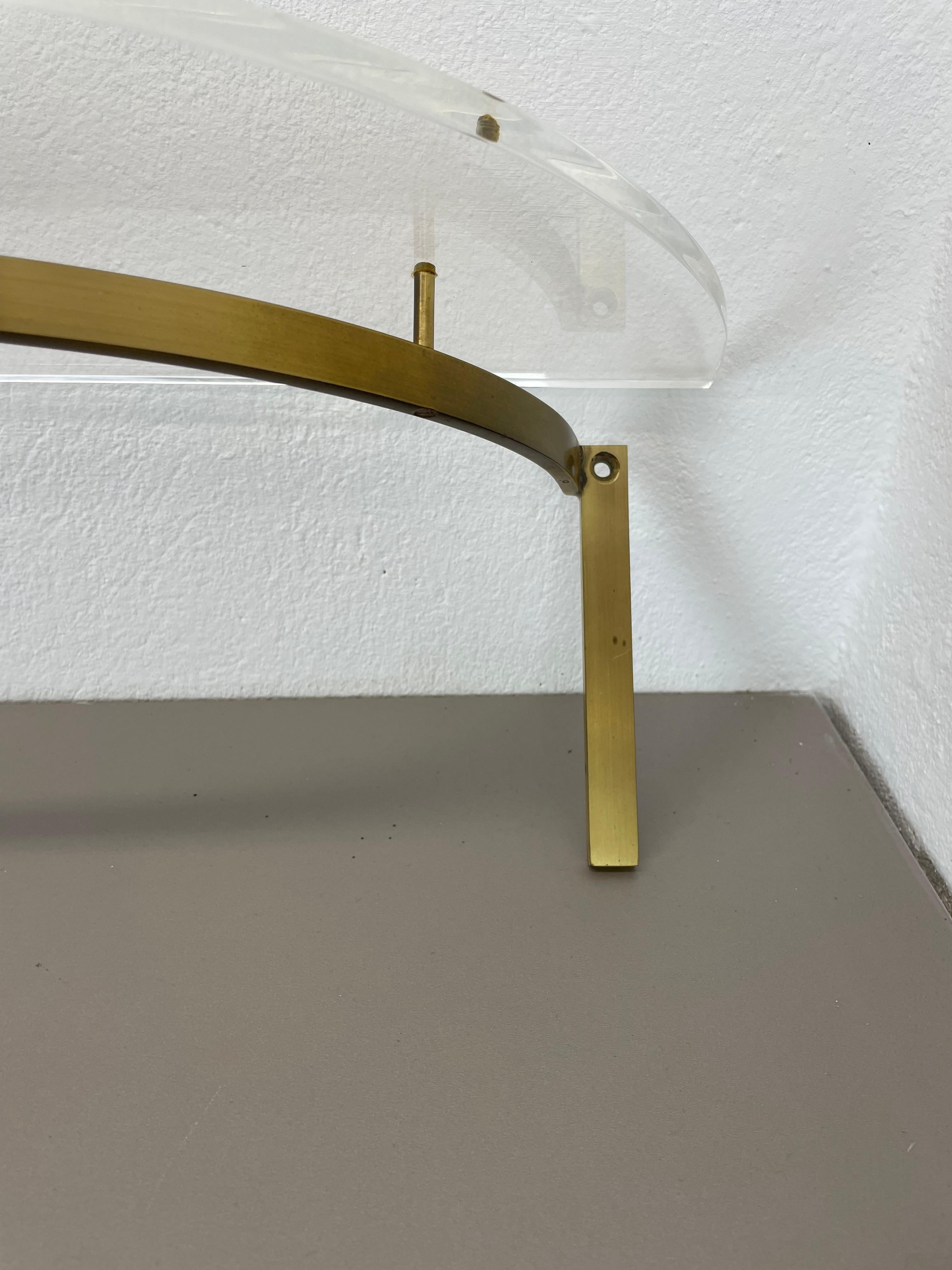 Unité murale Hollywood Regency de 60 cm en laiton massif et verre acrylique, Italie des années 1970 en vente 6