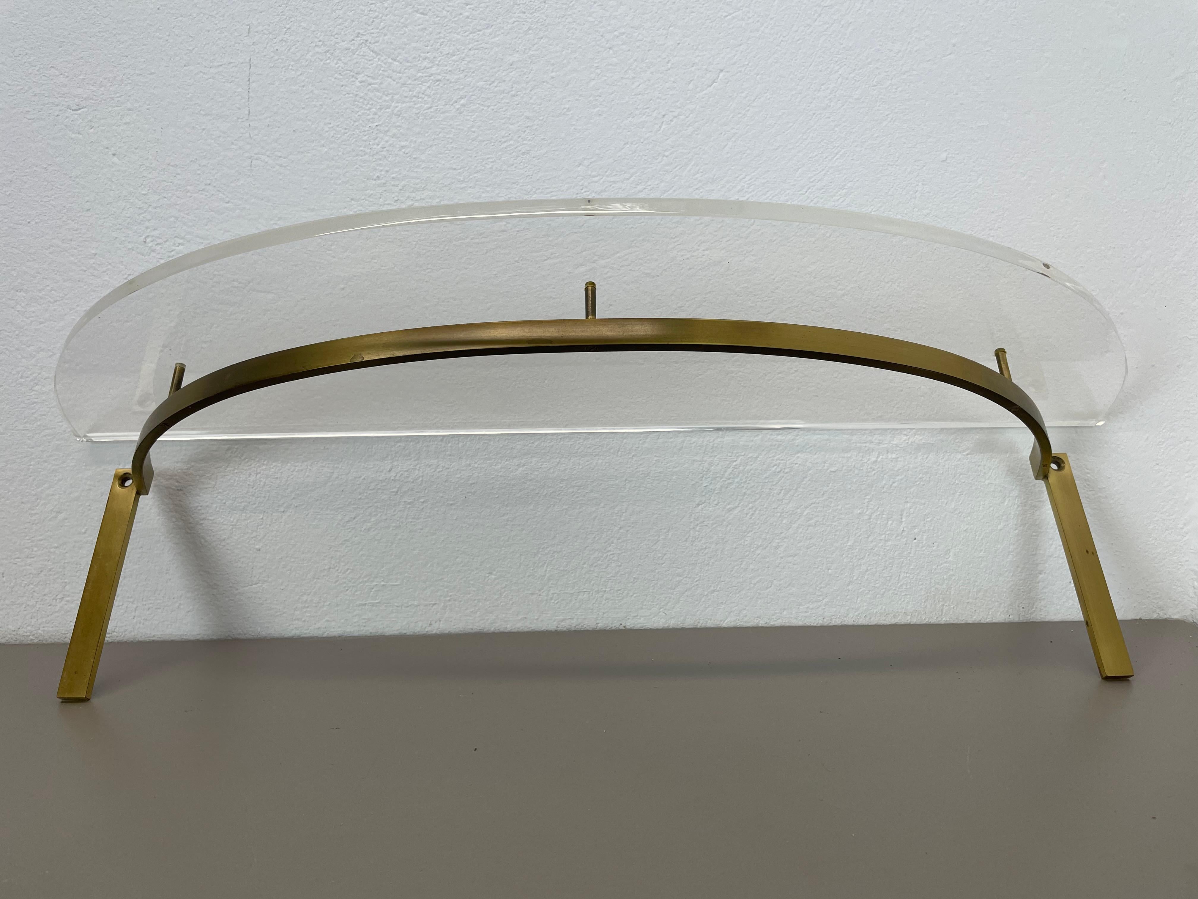 Unité murale Hollywood Regency de 60 cm en laiton massif et verre acrylique, Italie des années 1970 en vente 9