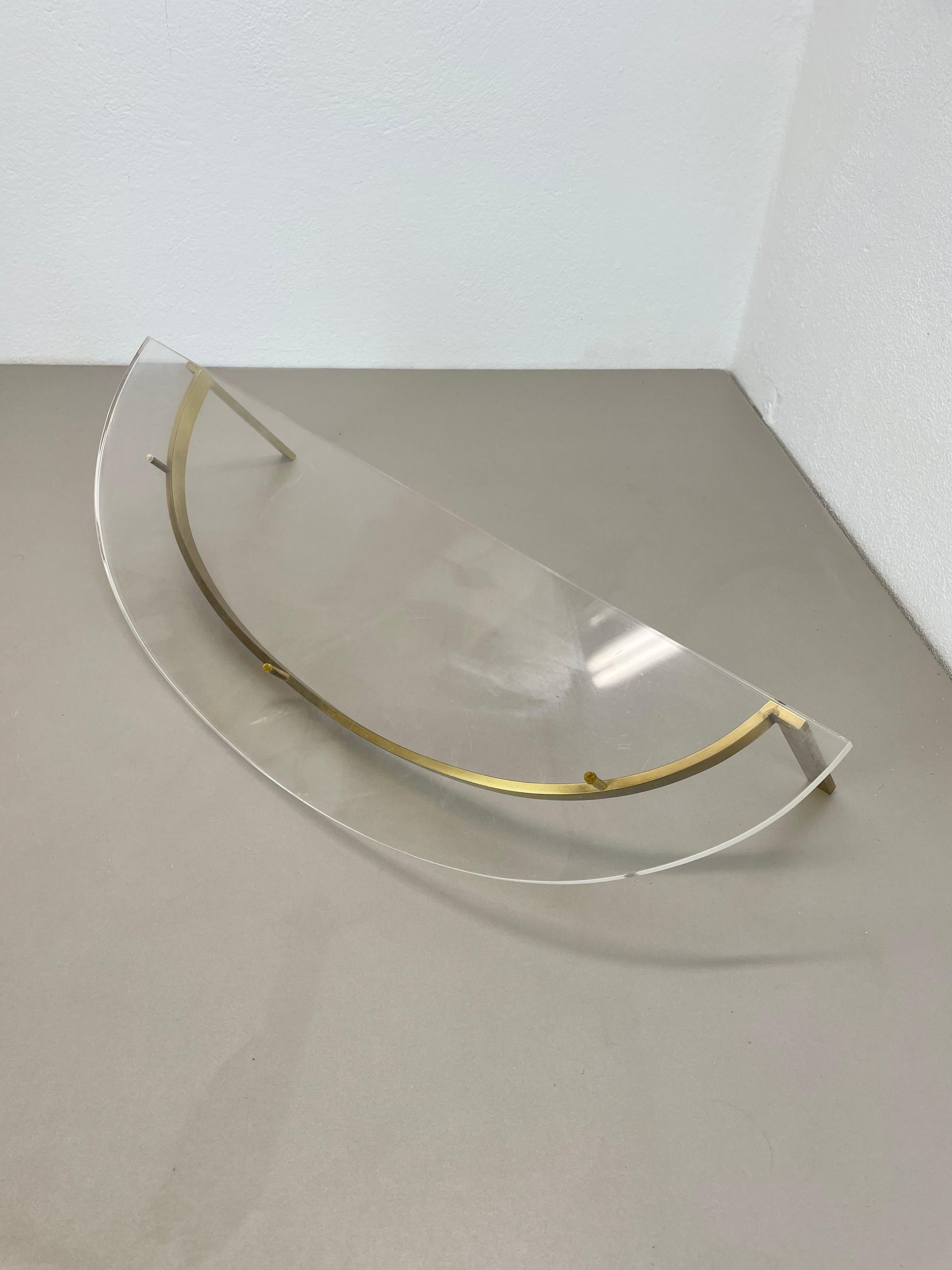 Unité murale Hollywood Regency de 60 cm en laiton massif et verre acrylique, Italie des années 1970 en vente 12