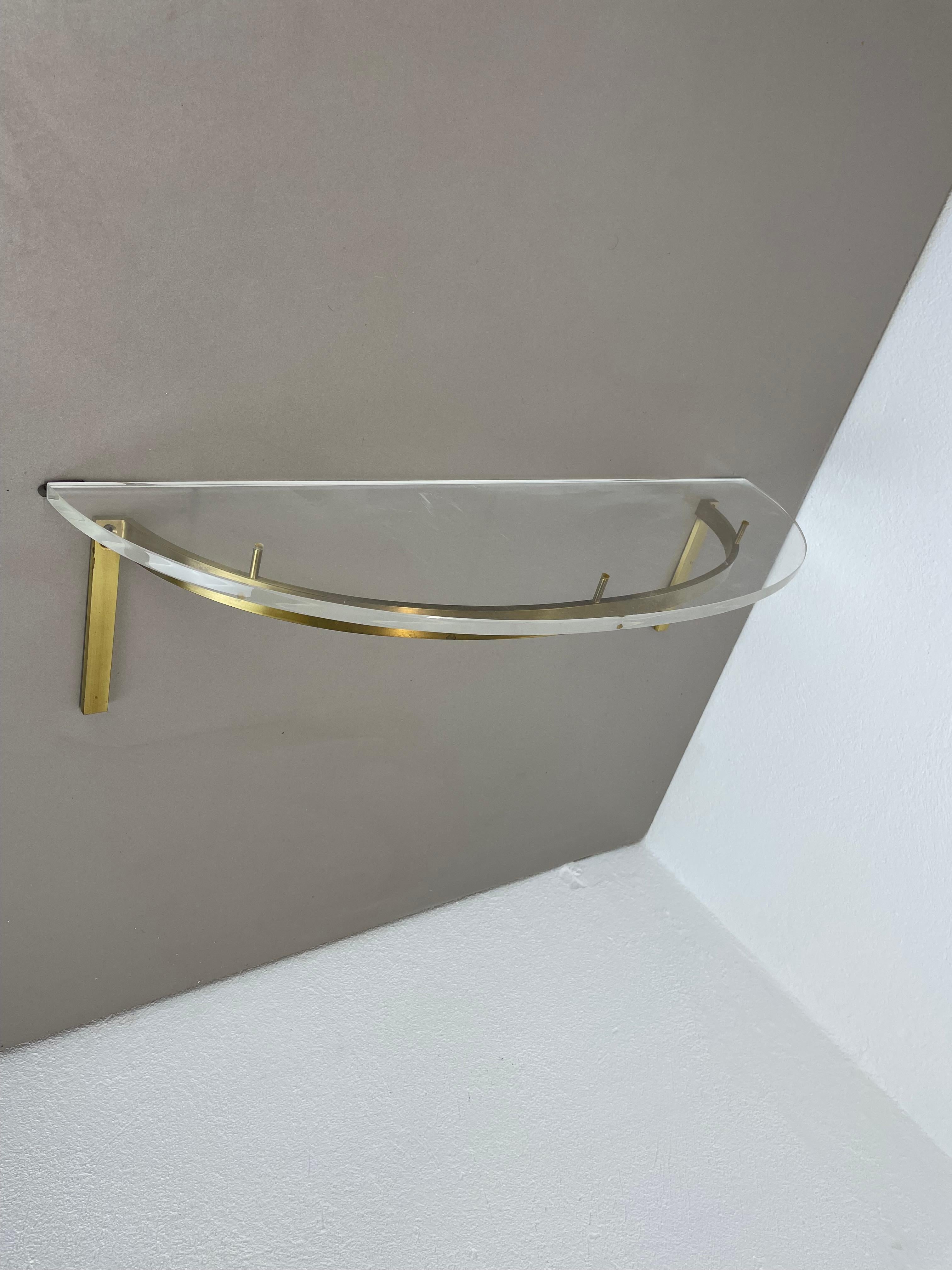 Mid-Century Modern Unité murale Hollywood Regency de 60 cm en laiton massif et verre acrylique, Italie des années 1970 en vente