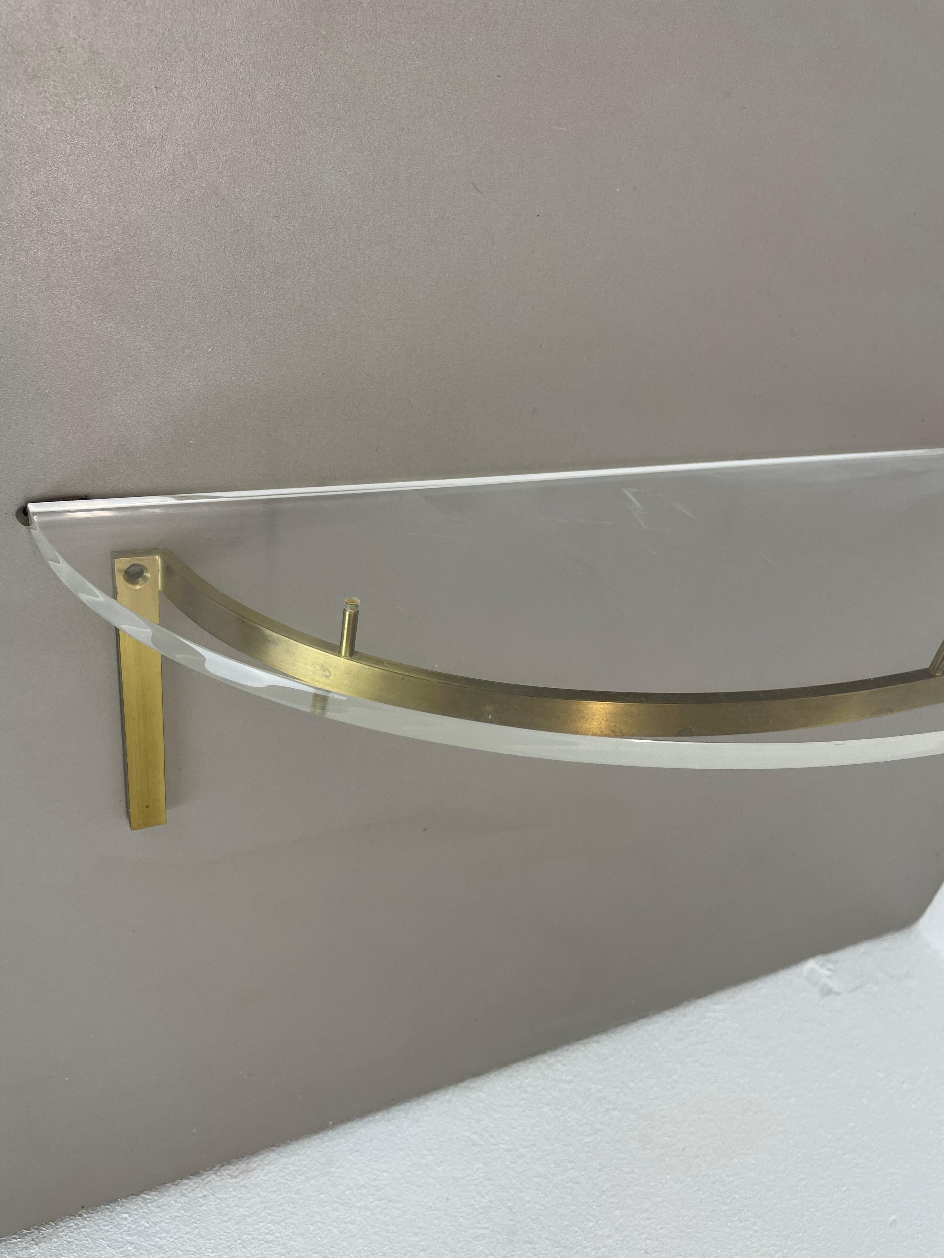 italien Unité murale Hollywood Regency de 60 cm en laiton massif et verre acrylique, Italie des années 1970 en vente