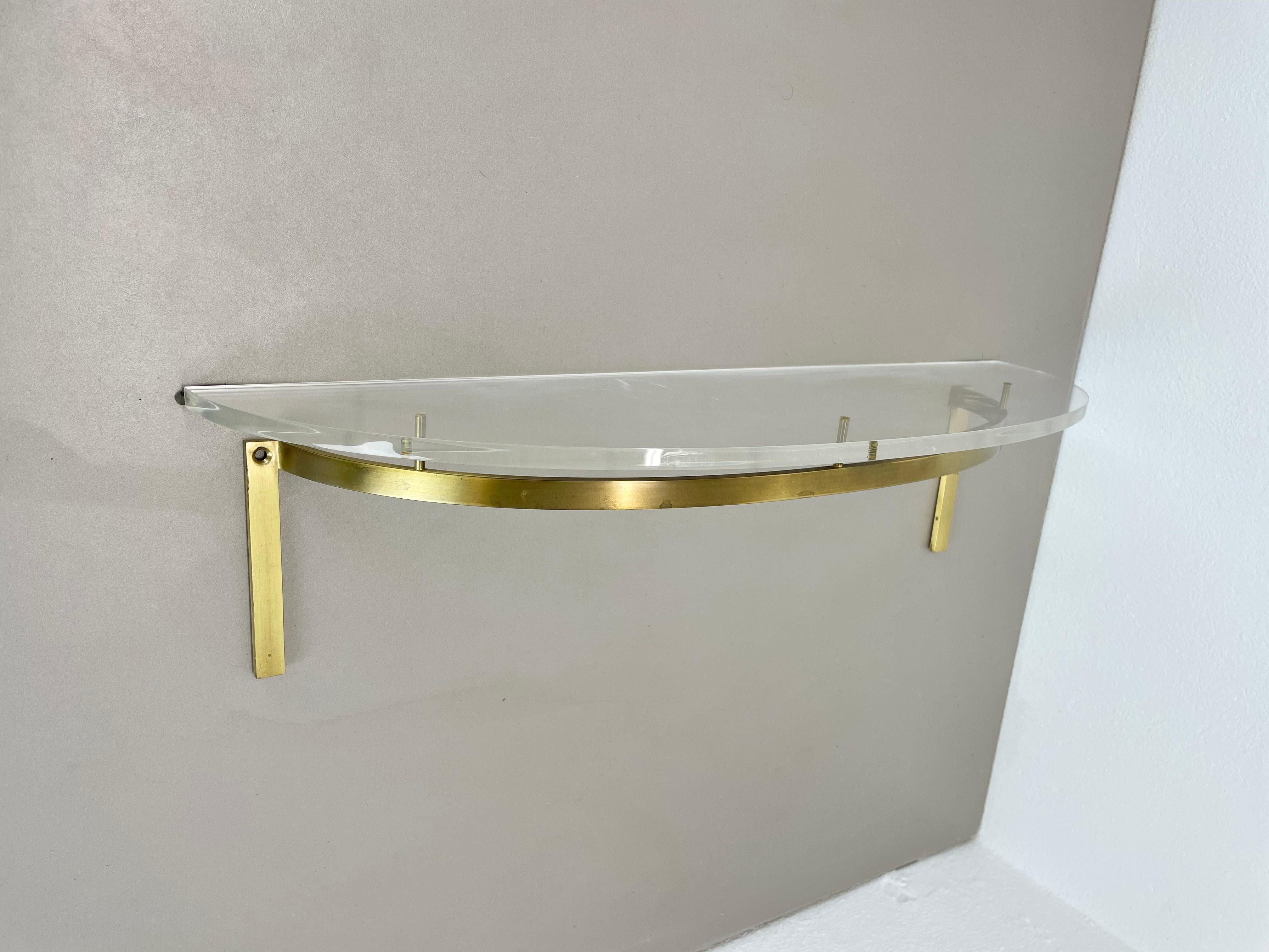 Métal Unité murale Hollywood Regency de 60 cm en laiton massif et verre acrylique, Italie des années 1970 en vente
