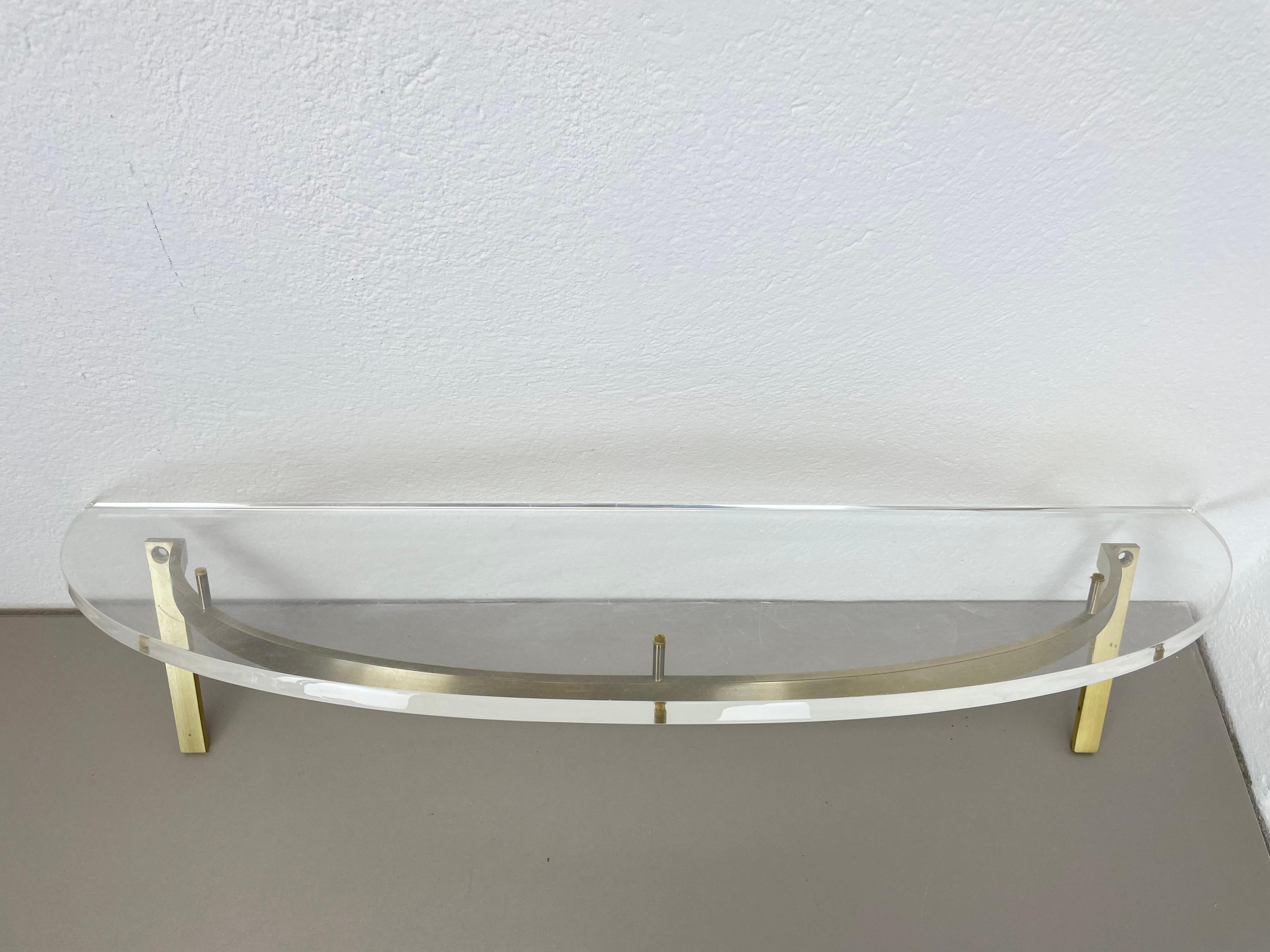Unité murale Hollywood Regency de 60 cm en laiton massif et verre acrylique, Italie des années 1970 en vente 1