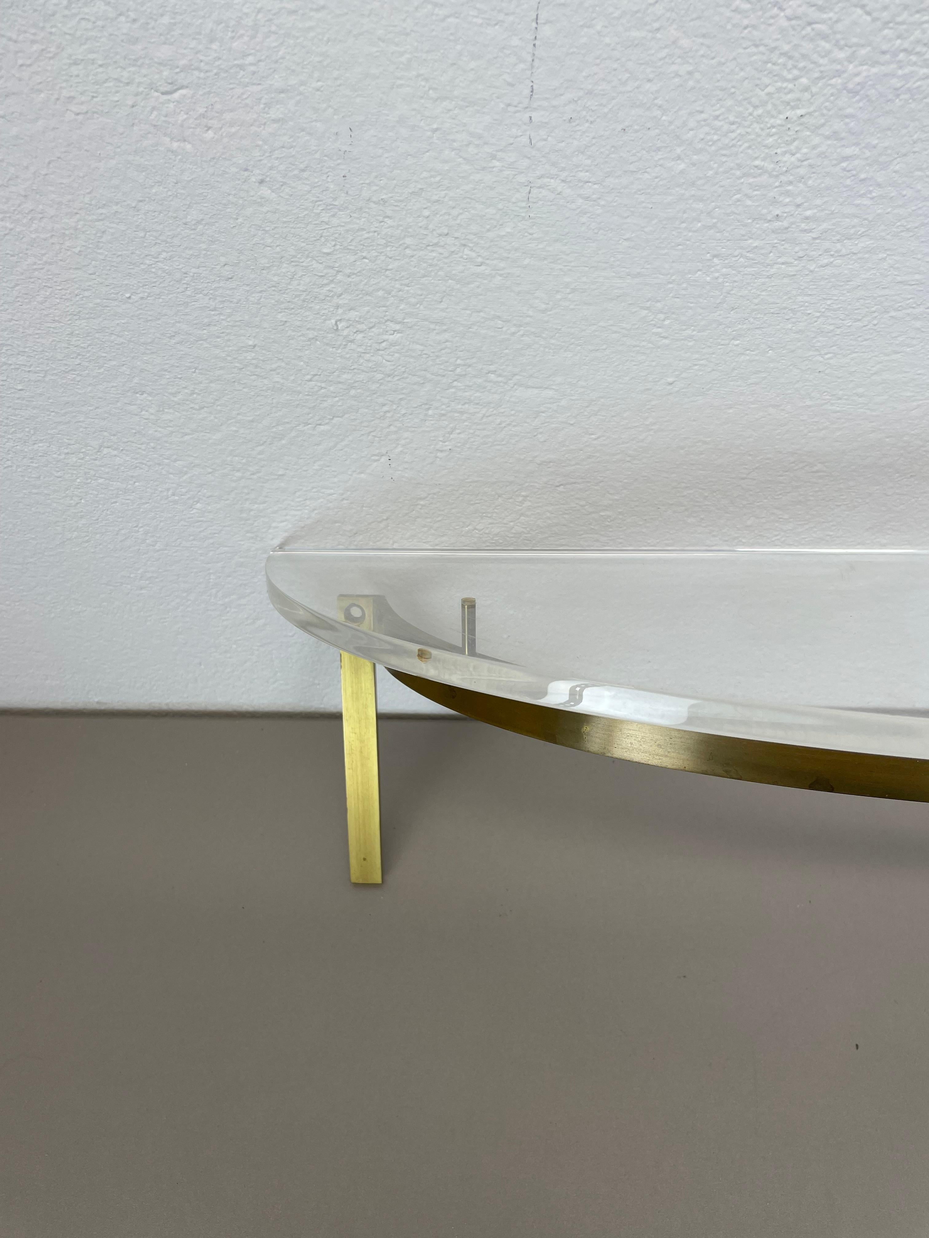 Unité murale Hollywood Regency de 60 cm en laiton massif et verre acrylique, Italie des années 1970 en vente 2