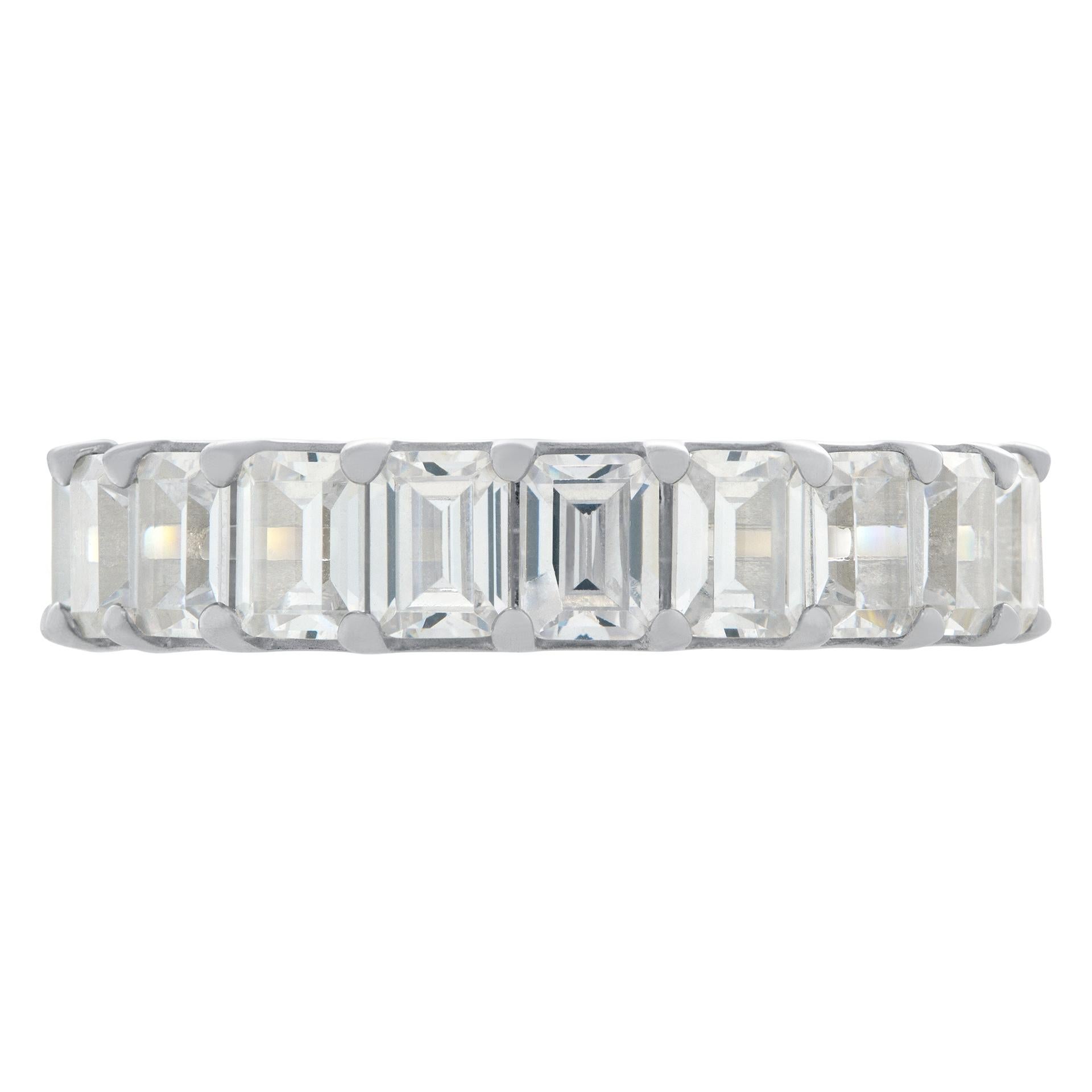Fascia per l'eternità con diamante taglio smeraldo da 6,0 carati in platino con 20 diamanti (colore G-H, purezza VS) da 0,30 carati ciascuno per un totale di circa 6 carati. Contattaci per conoscere le dimensioni.