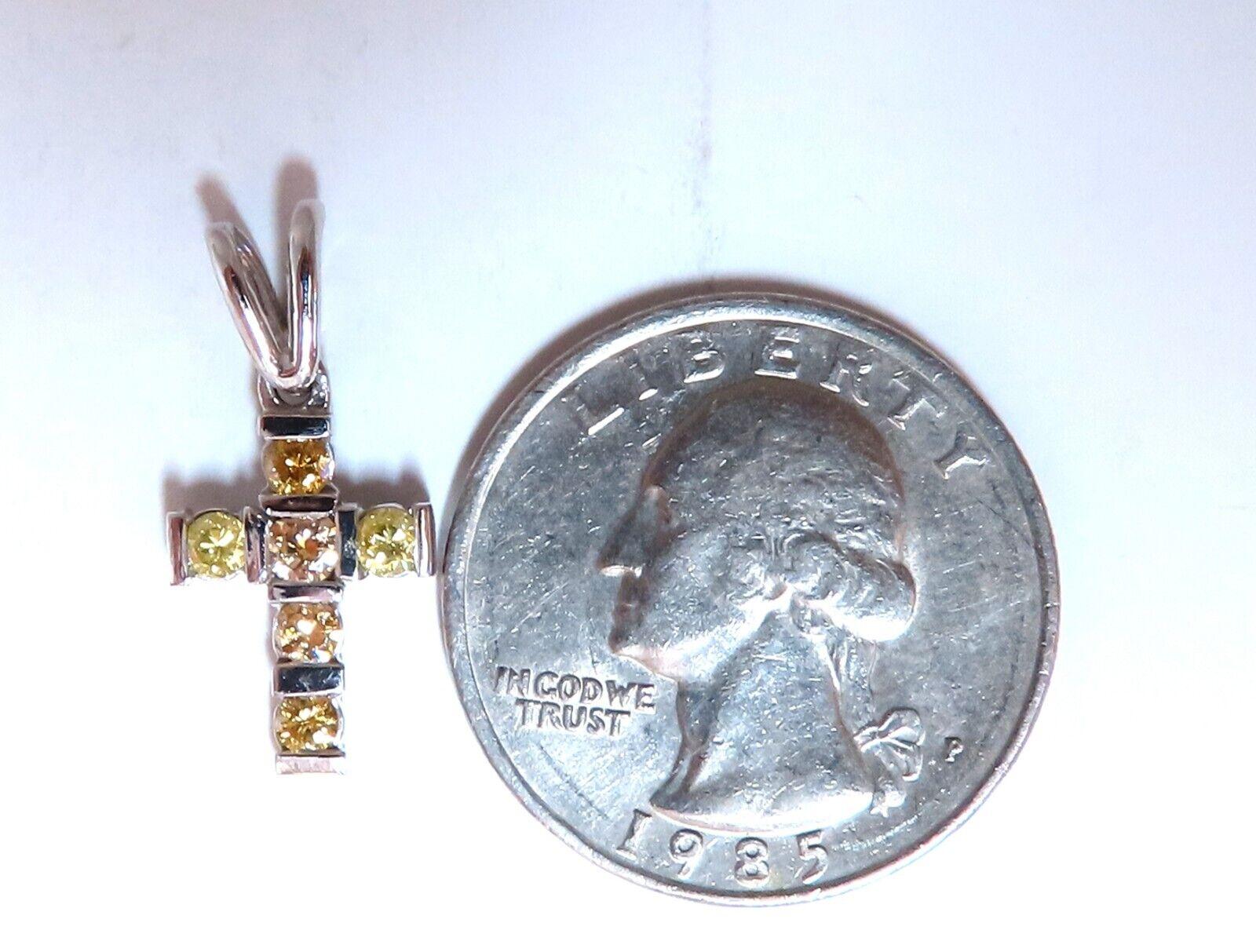 .60ct Diamants naturels jaunes pendentif croix 14 Karat Neuf - En vente à New York, NY