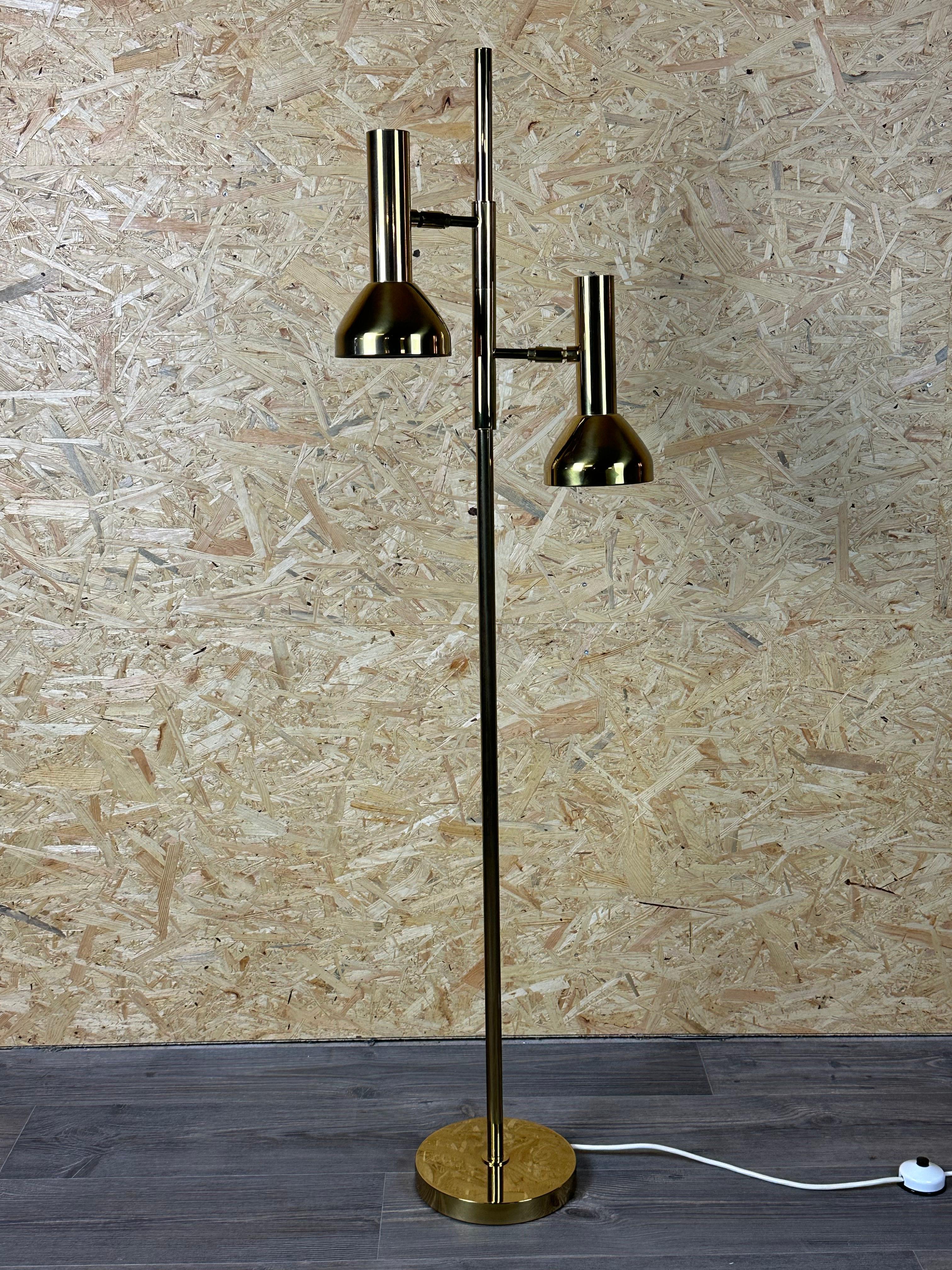 Lampada da terra regolabile a 2 lampadine anni '60-'70 di Cosack Leuchten Germania 

Objects: lampada da terra

Produttore: Cosack

Condizioni: buone - vintage

Età: circa 1960-1970

Dimensioni:

Larghezza = 40 cm
Profondità = 22 cm
Altezza = 146