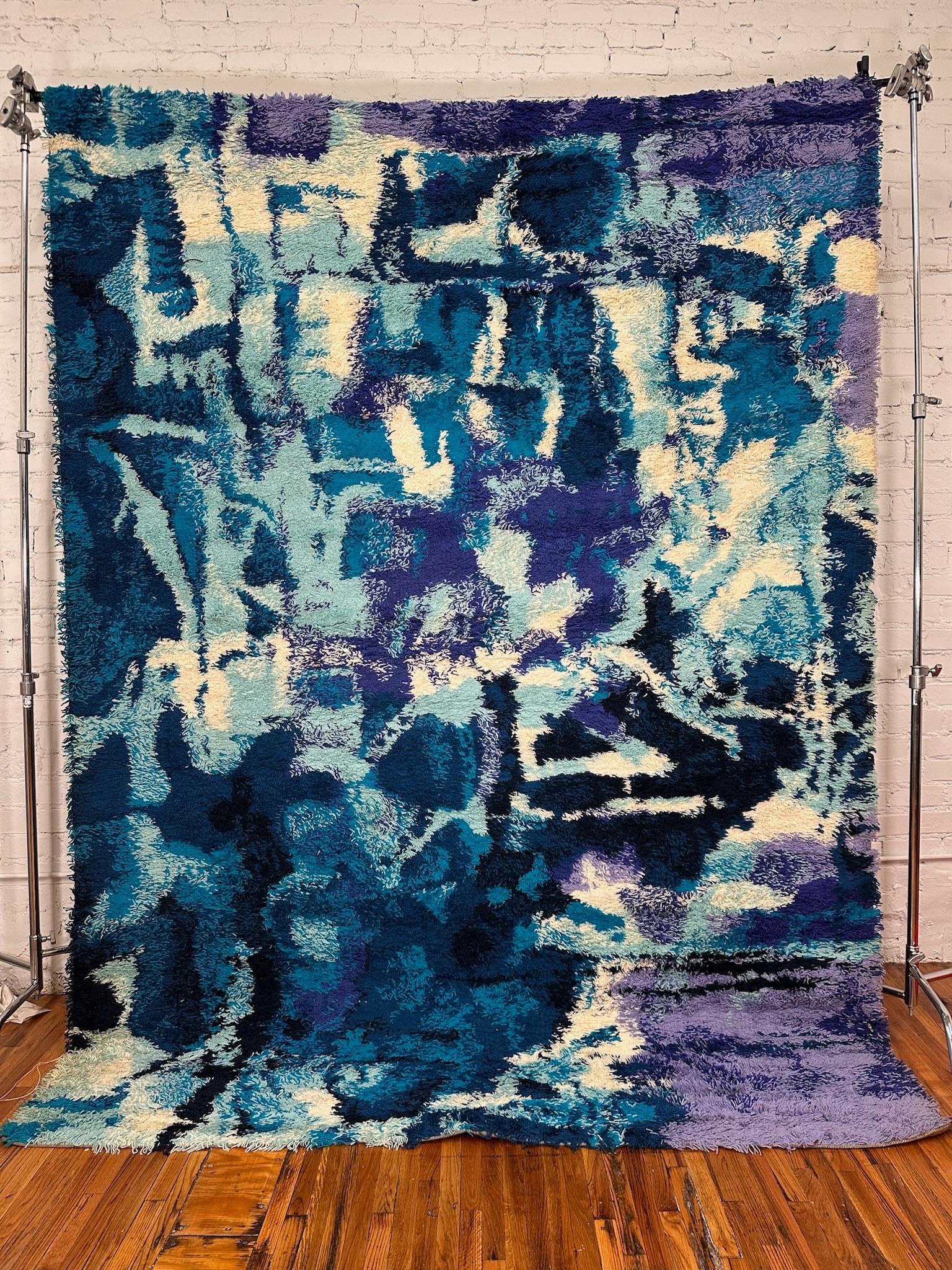 60's 70s Abstrakt Blau Weiß Lila Andeutungen UNGEBRAUCHT Mid Century Wolle Rya Teppich Modern im Zustand „Hervorragend“ im Angebot in Los Angeles, CA